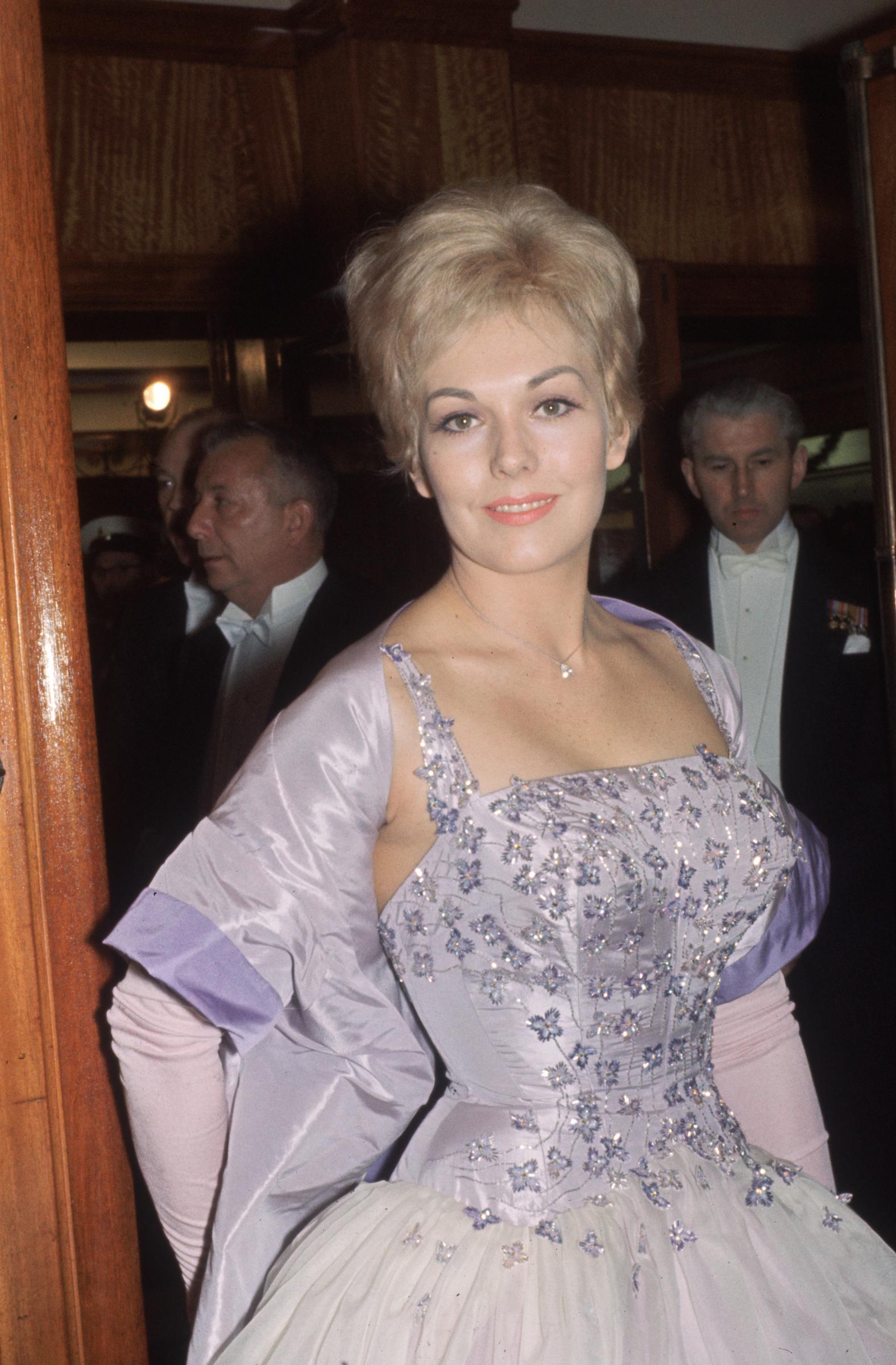 The actress attends the royal film premiere of "The Last Angry Man" in London on March 28, 1960 | Source: Getty Images