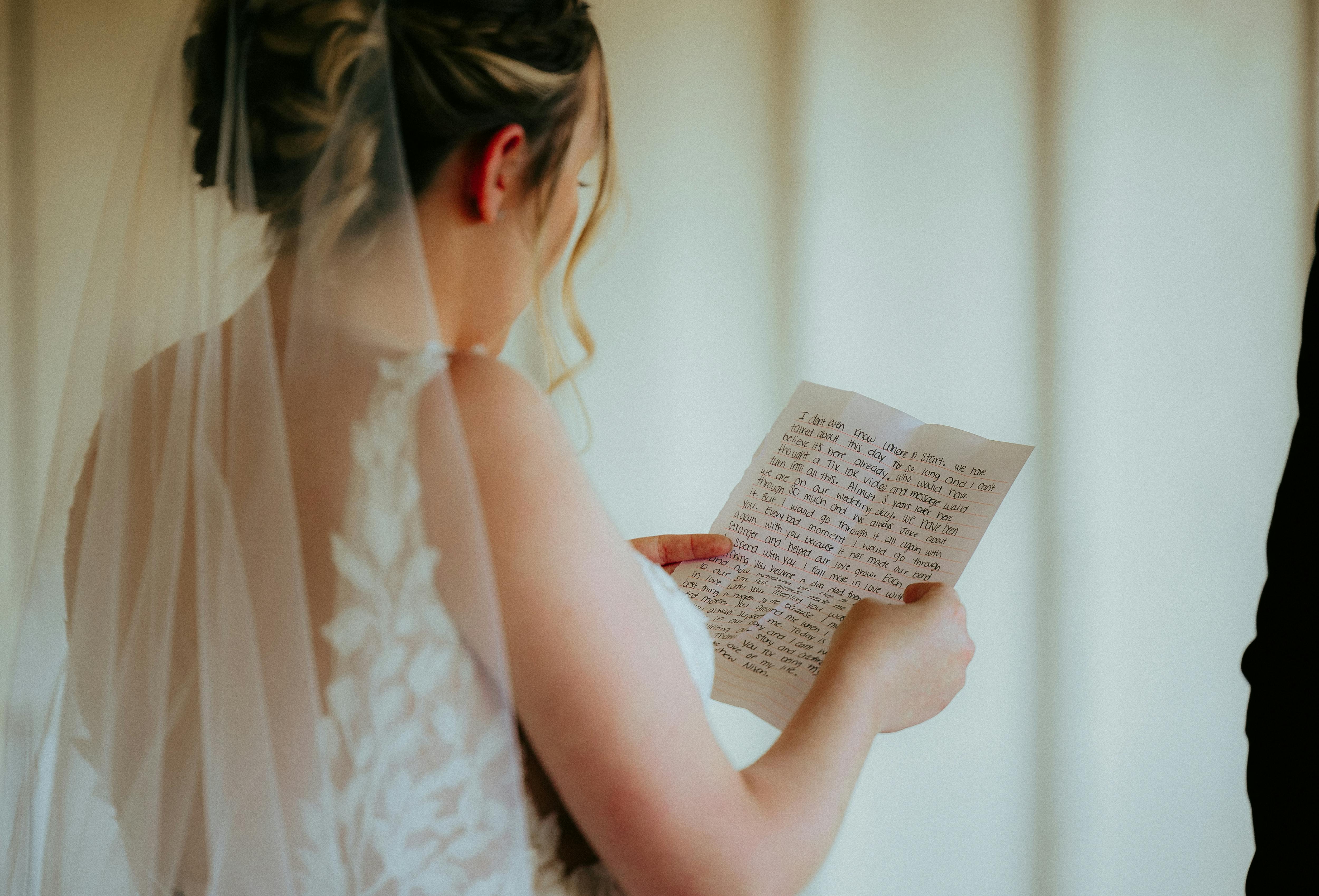 A bride reading a letter | Source: Pexels
