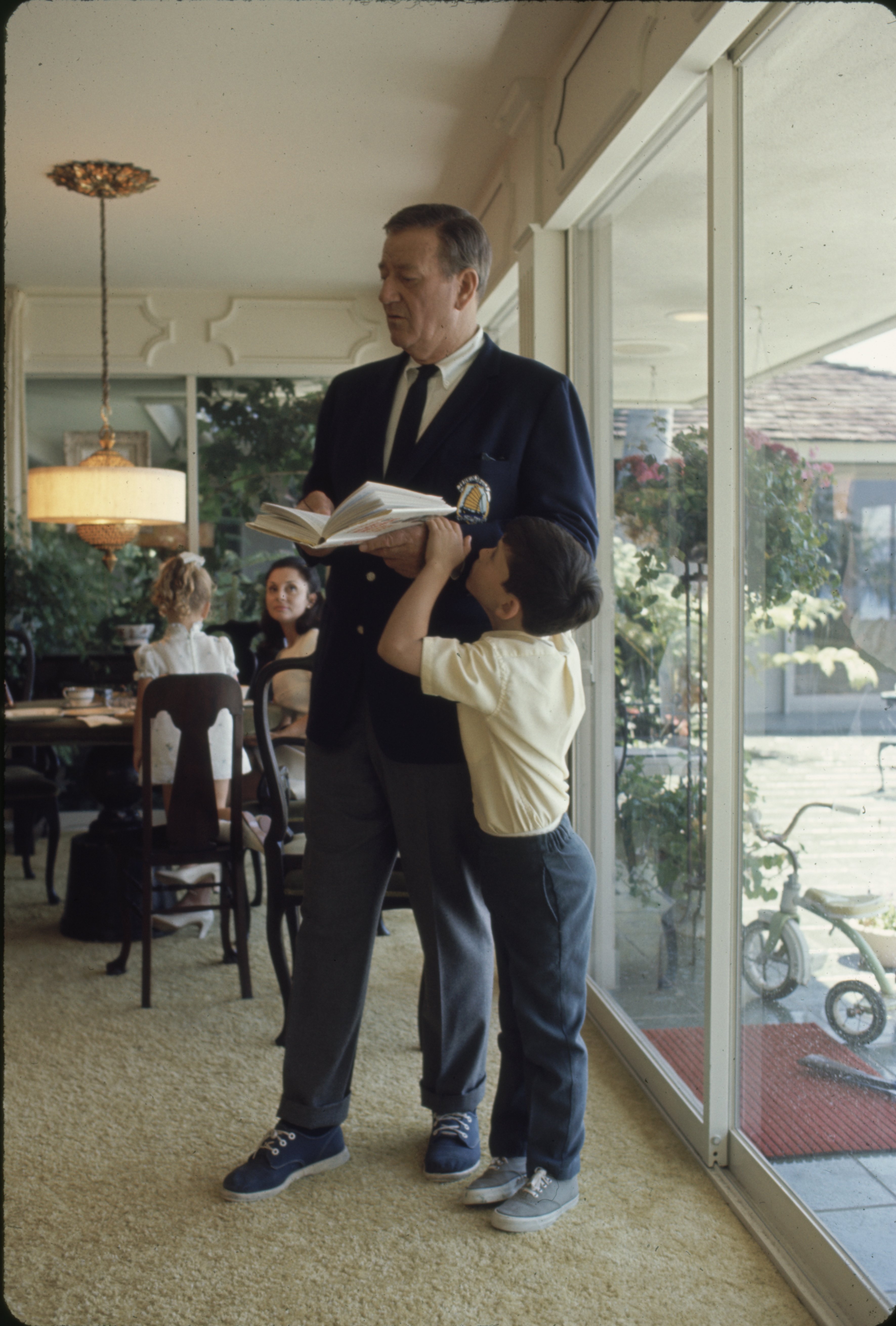 John Wayne at home with his children Ethan, Aissa, and Marisa circa 1969. | Source: Getty Images.