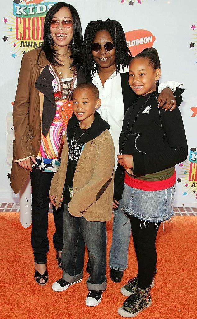 Whoopi Goldberg mit ihrer Tochter und den Enkelkindern bei Nickelodeons 19. jährlichen Kids' Choice Awards. | Quelle: Getty Images