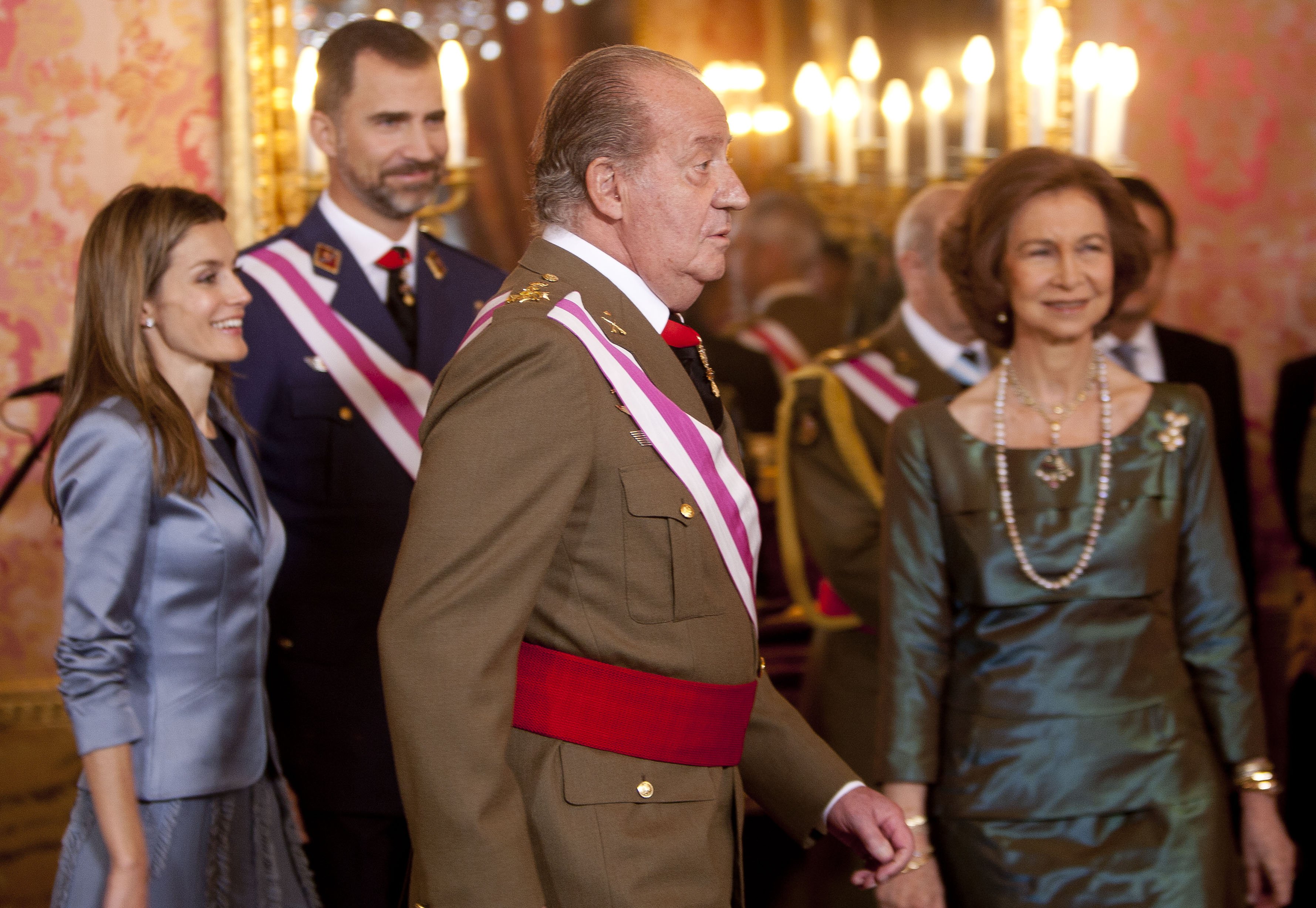 Princesa Letizia, Príncipe Felipe, Rey Juan Carlos y Reina Sofía en Pascua Militar en el Palacio Real en enero de 2011 en Madrid, España || Fuente: Getty Images