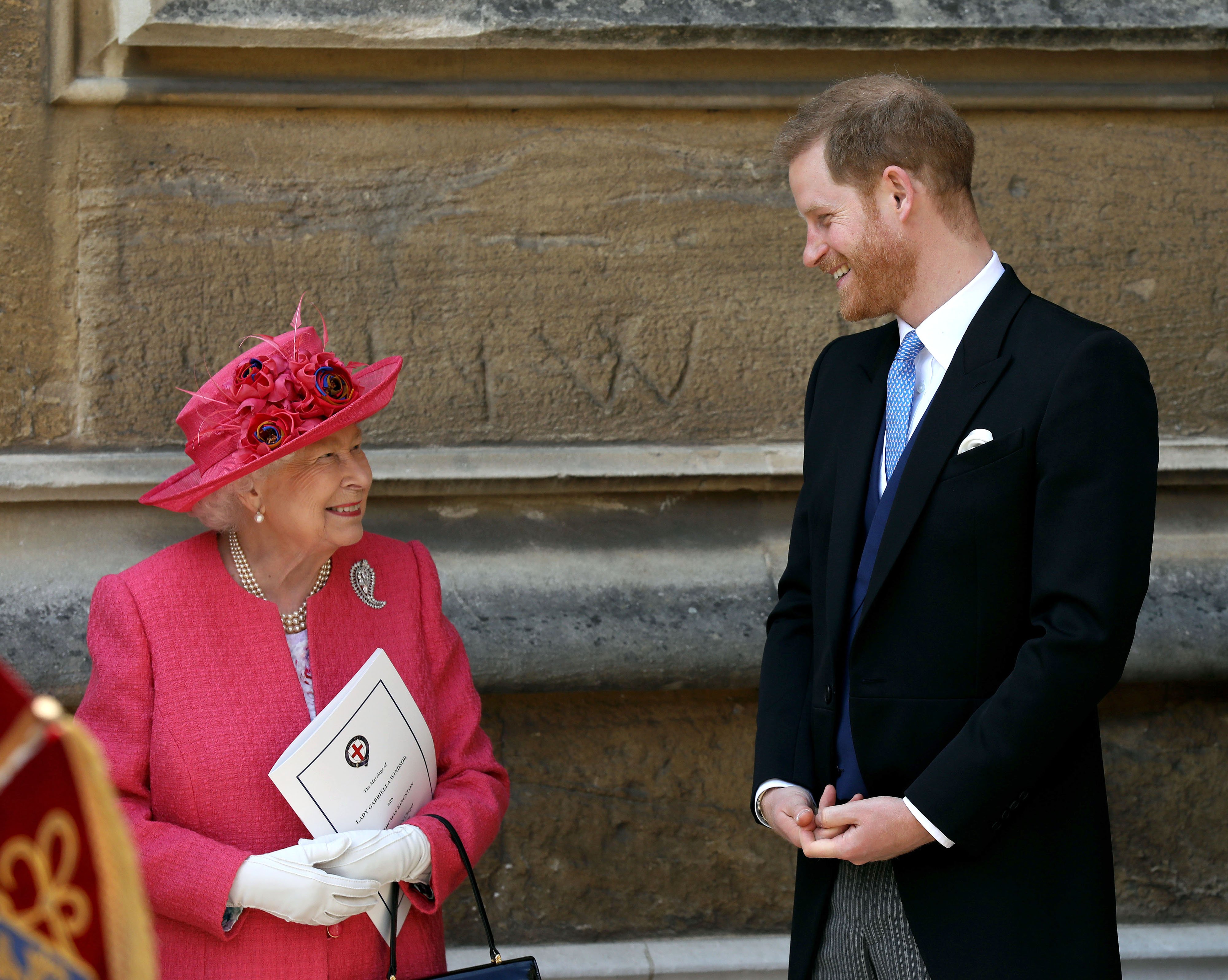 Königin Elizabeth II. spricht mit Prinz Harry, Herzog von Sussex, als sie nach der Hochzeit von Lady Gabriella Windsor mit Thomas Kingston am 18. Mai 2019 in der St. George's Chapel, Windsor Castle, in Windsor, England, abreisen. | Quelle: Getty Images