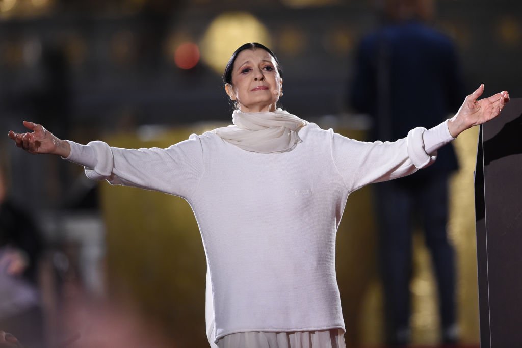 Etoile et légende de la danse Carla Fracci danse et agit pendant l'opéra Poema della Croce de la poétesse Alda Merini le 18 novembre 2019 à Milan. | Photo : Getty Images