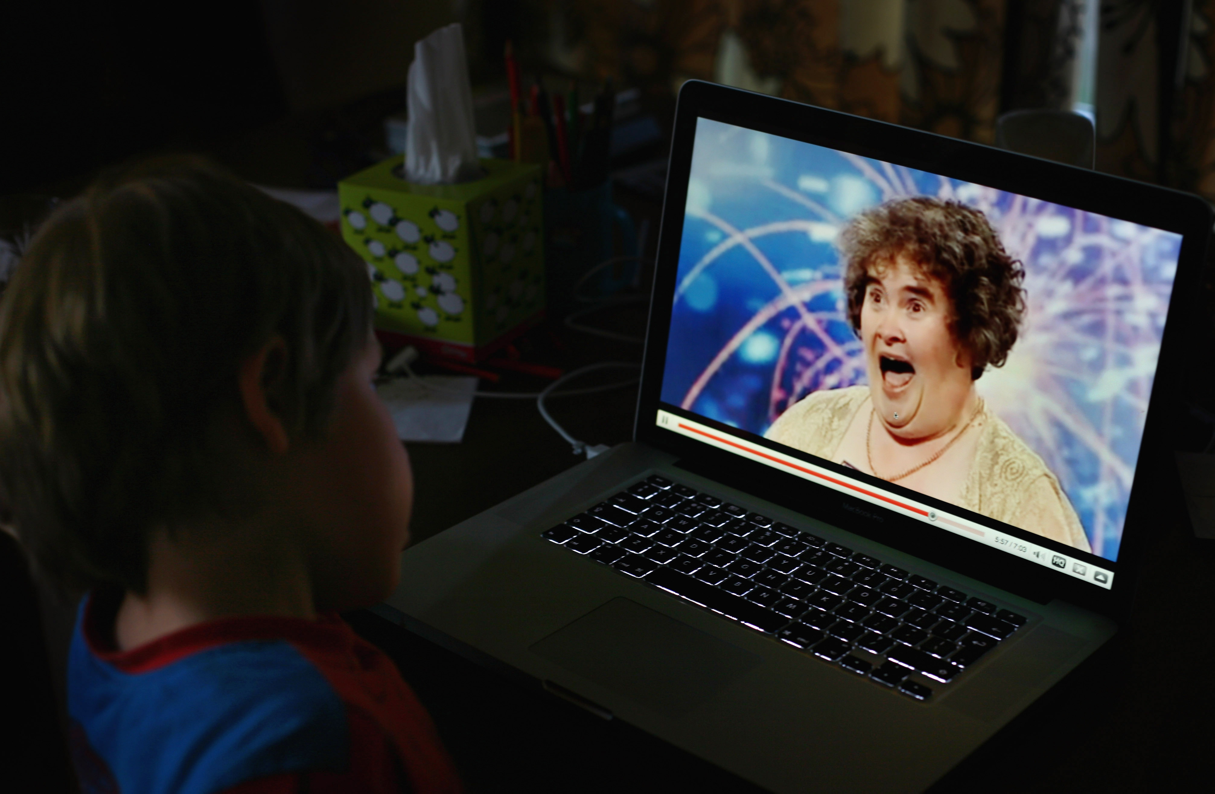 A young boy watches the singer on "Britain's Got Talent" on You Tube on April 21, 2009 in Glasgow, Scotland | Source: Getty Images