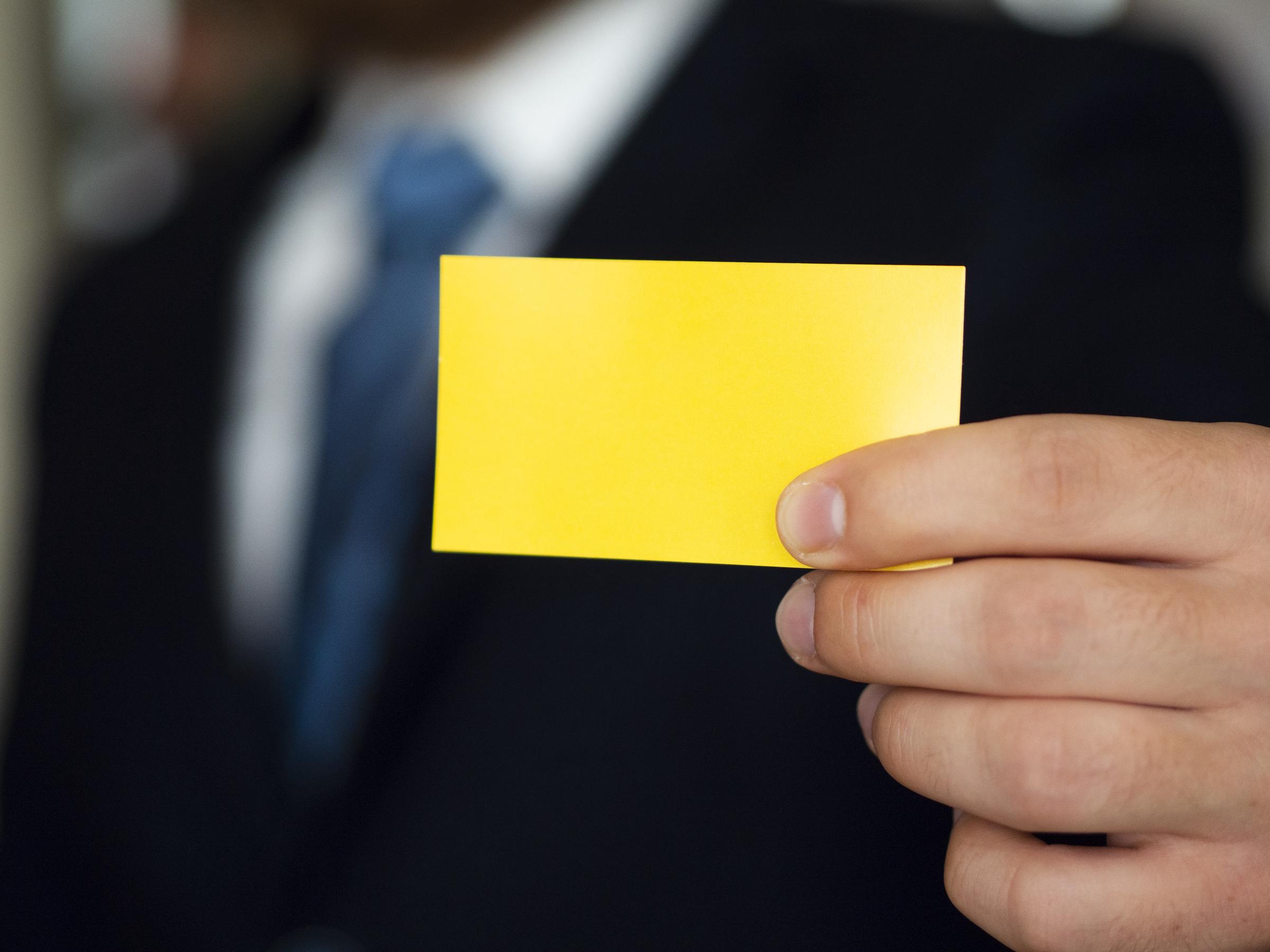 Man holding a yellow sticker | Source: Freepik