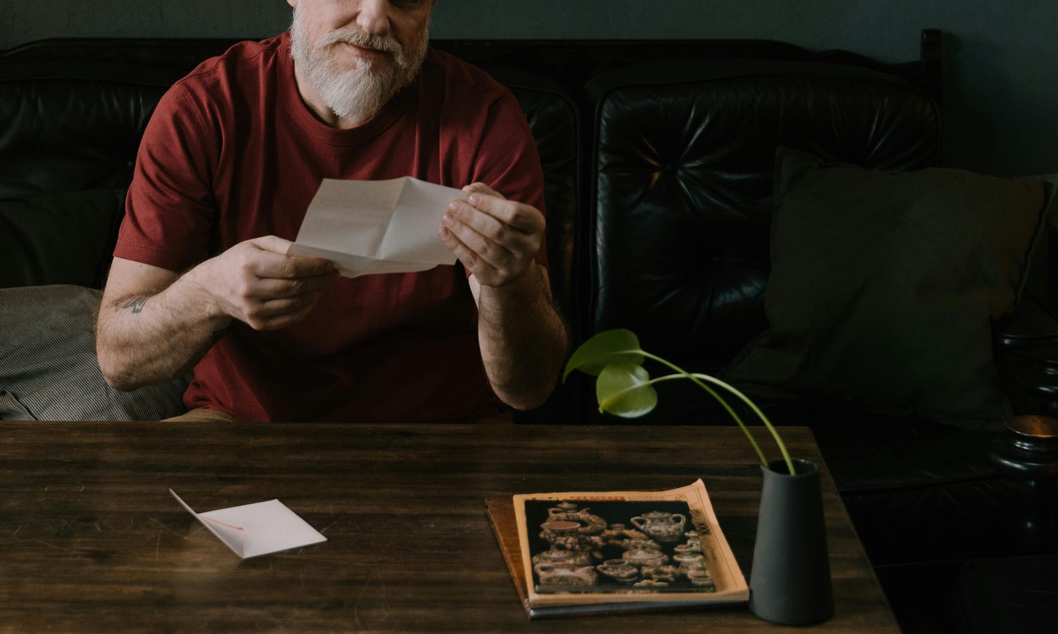 Mike reads Hans and Greta's letter inviting him to visit them in the Netherlands | Source: Pexels