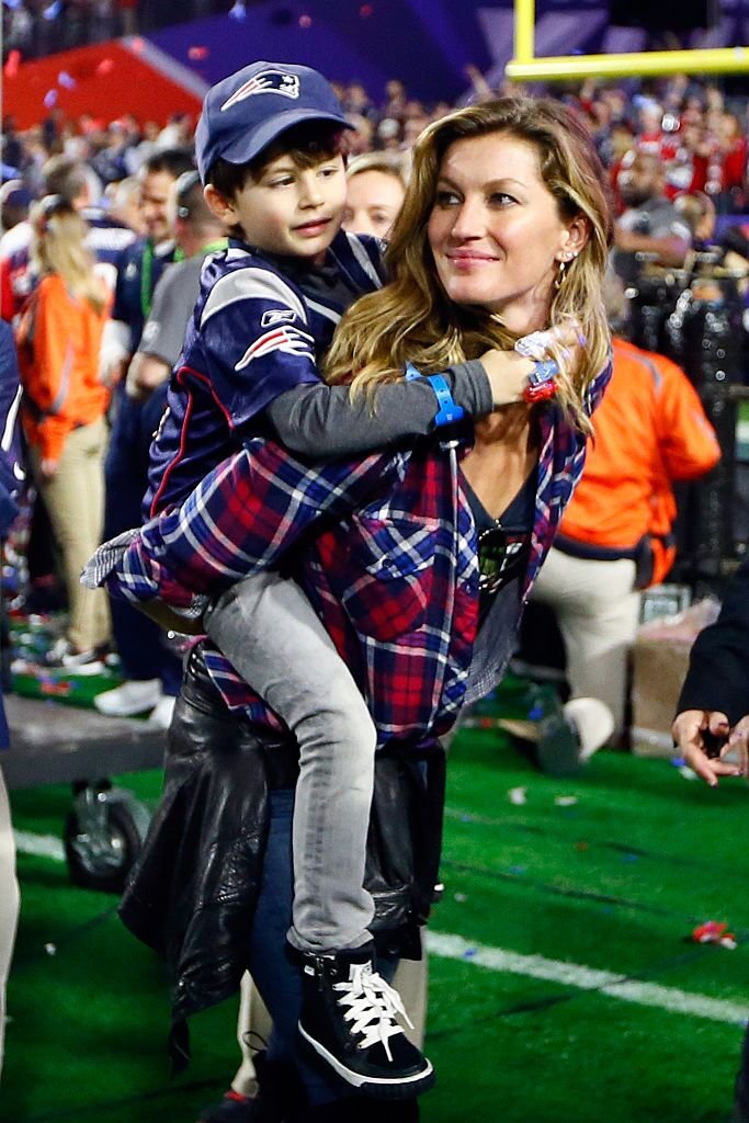 Gisele Bundchen, wife of Tom Brady of the New England Patriots, walks on the field with their son, Benjamin in 2015 | Source: Getty Images