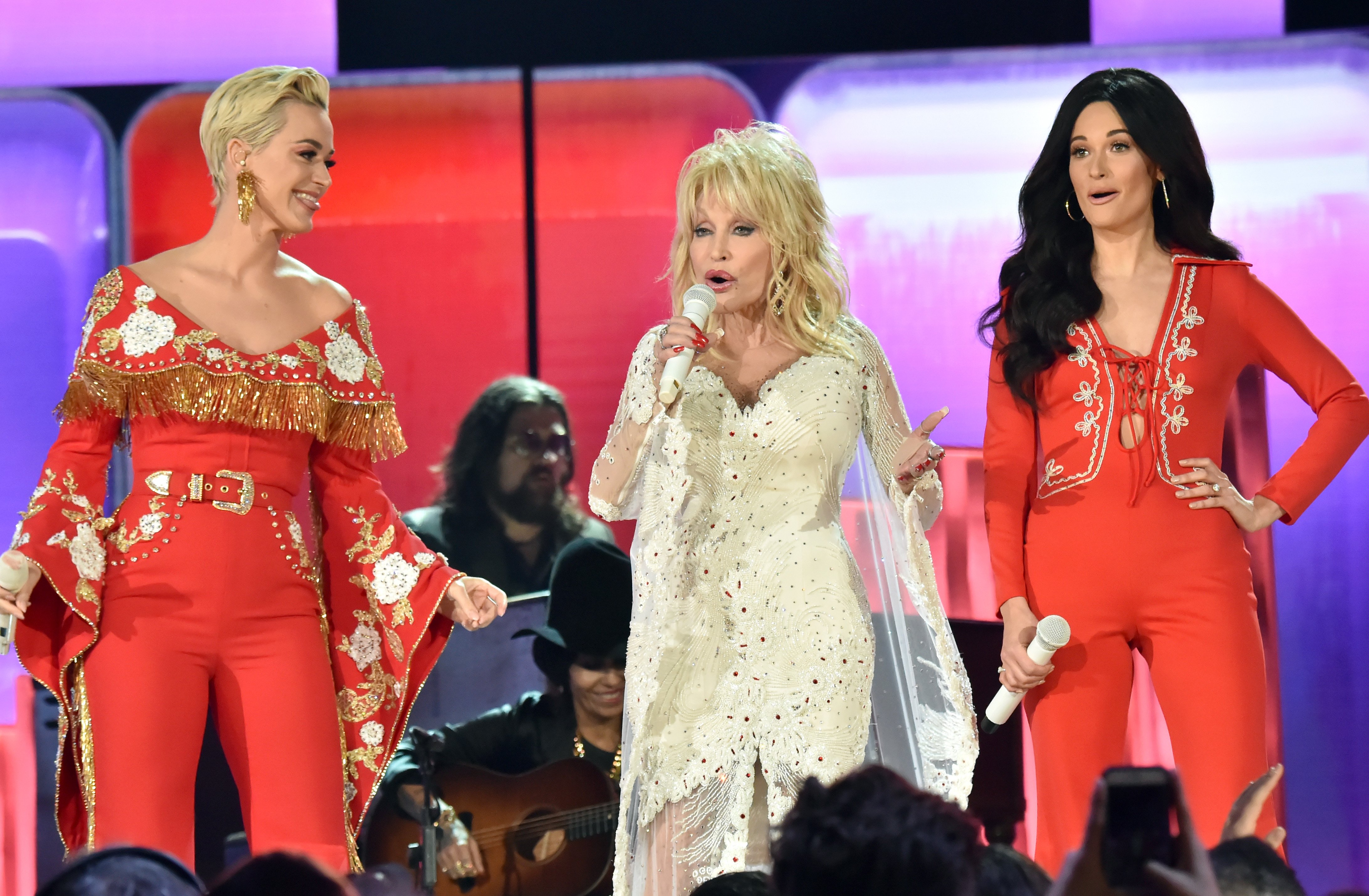 Doll5y Parton singing alongside Katy Perry and Maren Morris during a tribute to herself at the 61st Grammy Awards | Photo: Getty Images