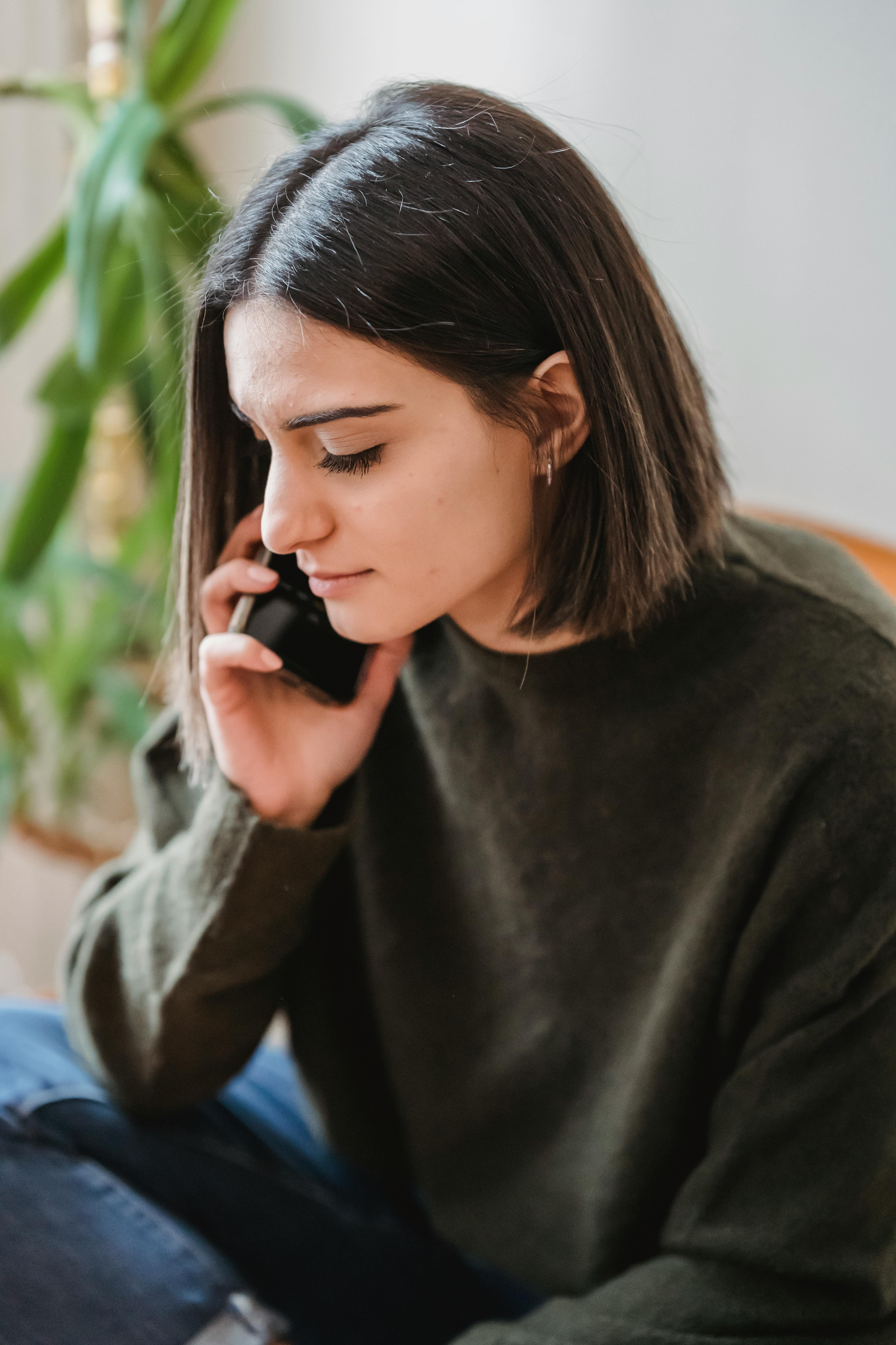 A sad woman speaking on call | Source: Pexels