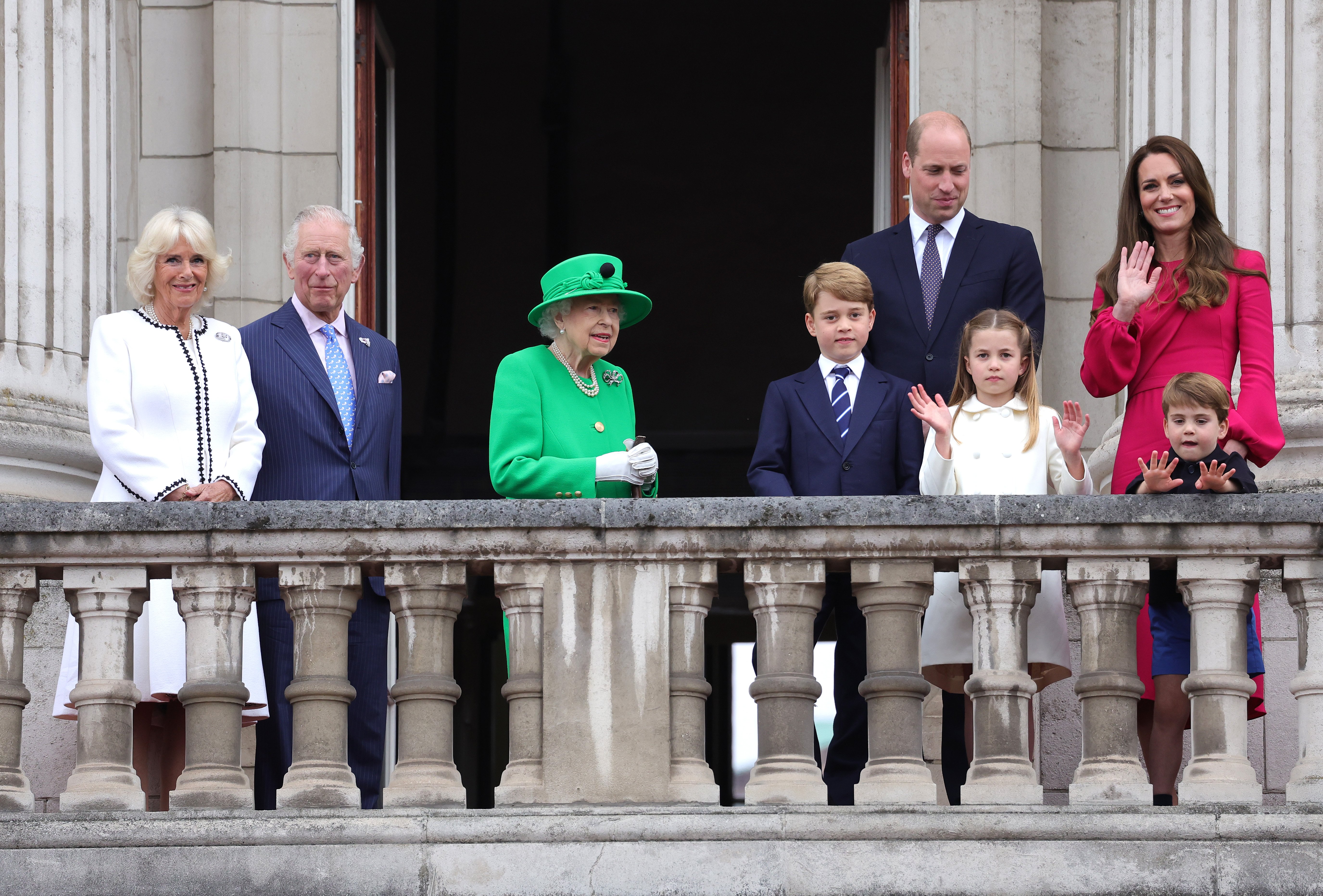 Camilla, duquesa de Cornualles, el príncipe Charles, la reina Elizabeth II, el príncipe George, el príncipe William, la princesa Charlotte, Catherine, duquesa de Cambridge y el príncipe Louis en el balcón del Palacio de Buckingham el 05 de junio de 2022 en Londres, Inglaterra. | Foto: Getty Images