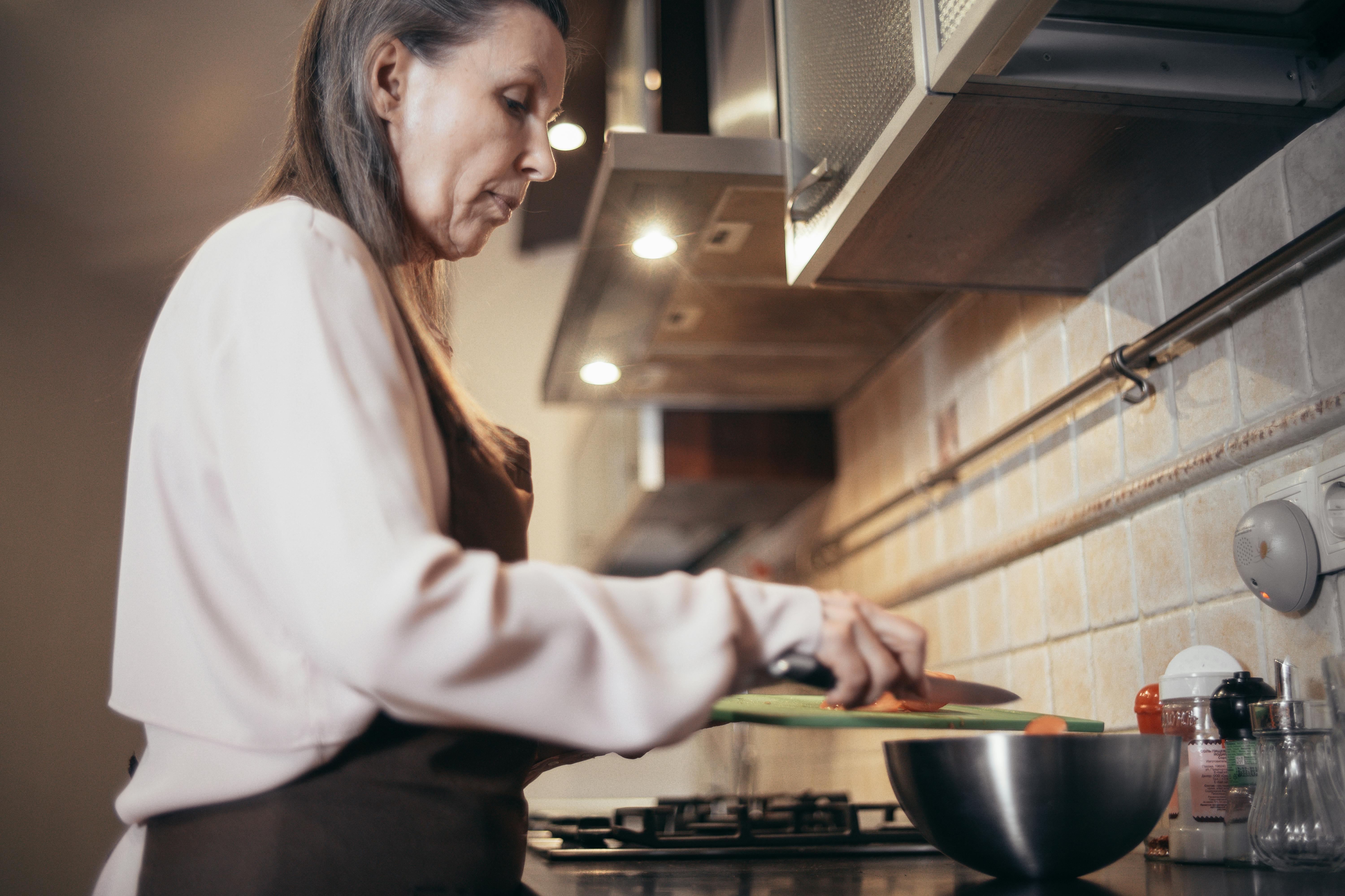 A woman cooking | Source: Pexels