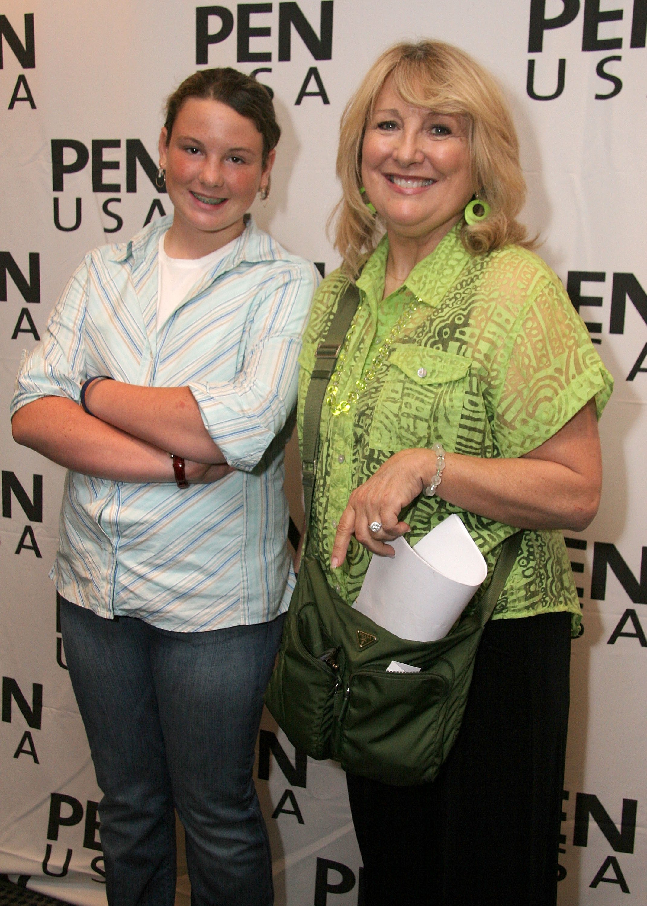 Molly O'Neil and Teri Garr attend the PEN USA's Forbidden Fruit: Readings From Banned Works of Literature at the Skirball Cultural Centre in Los Angeles, California, on June 4, 2006. | Source: Getty Images