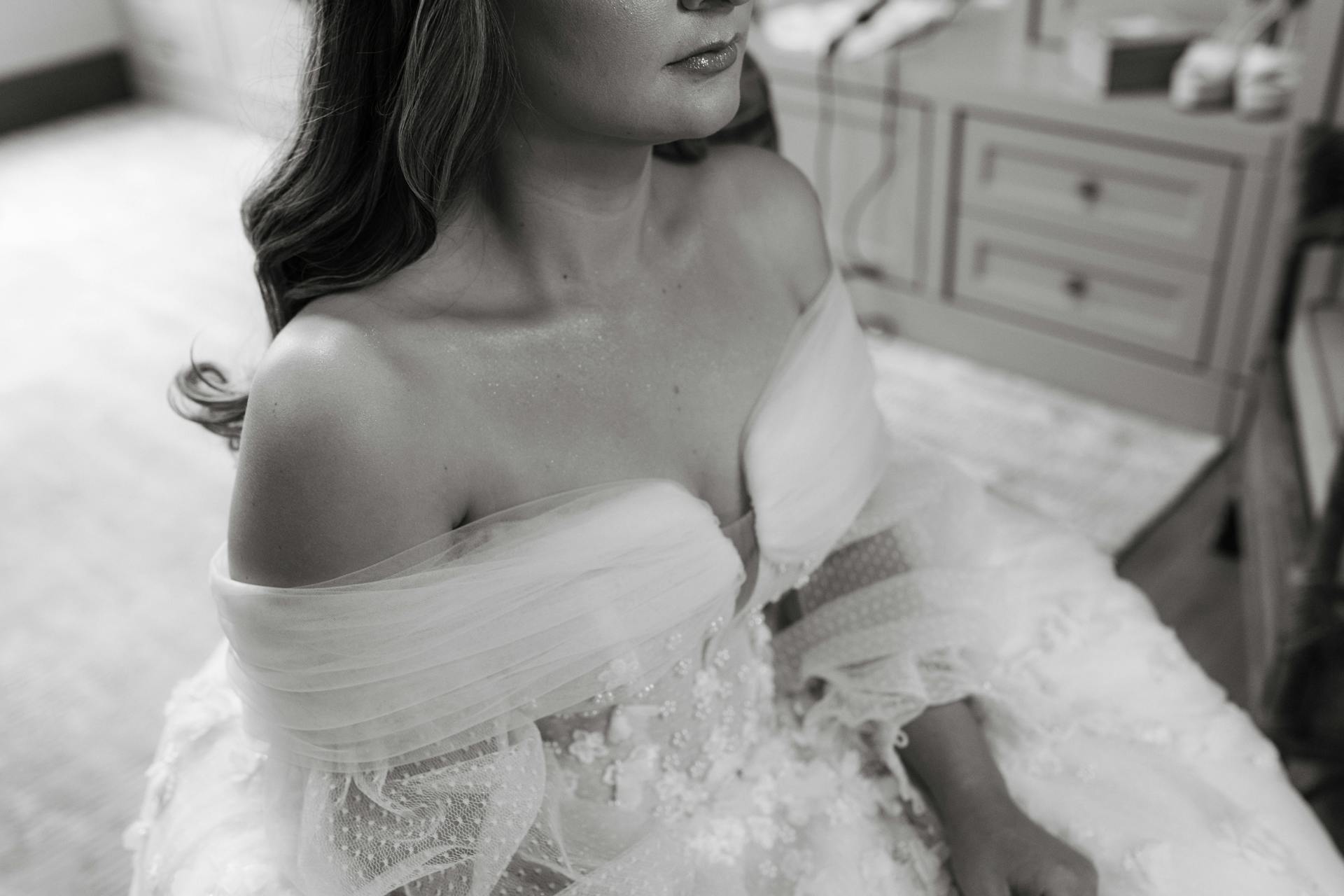 A bride sitting in a room | Source: Pexels