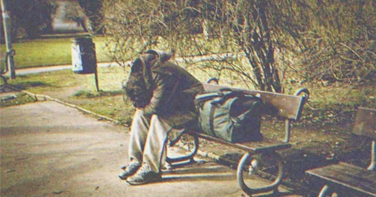 Un sans-abri avec un sac | Source : Shutterstock