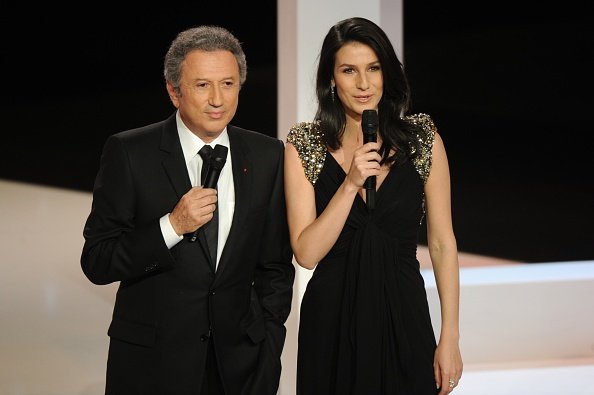 Michel et Marie Drucker arrivent sur scène pour présenter la 24e cérémonie de remise des Molières du théâtre. | Getty Images