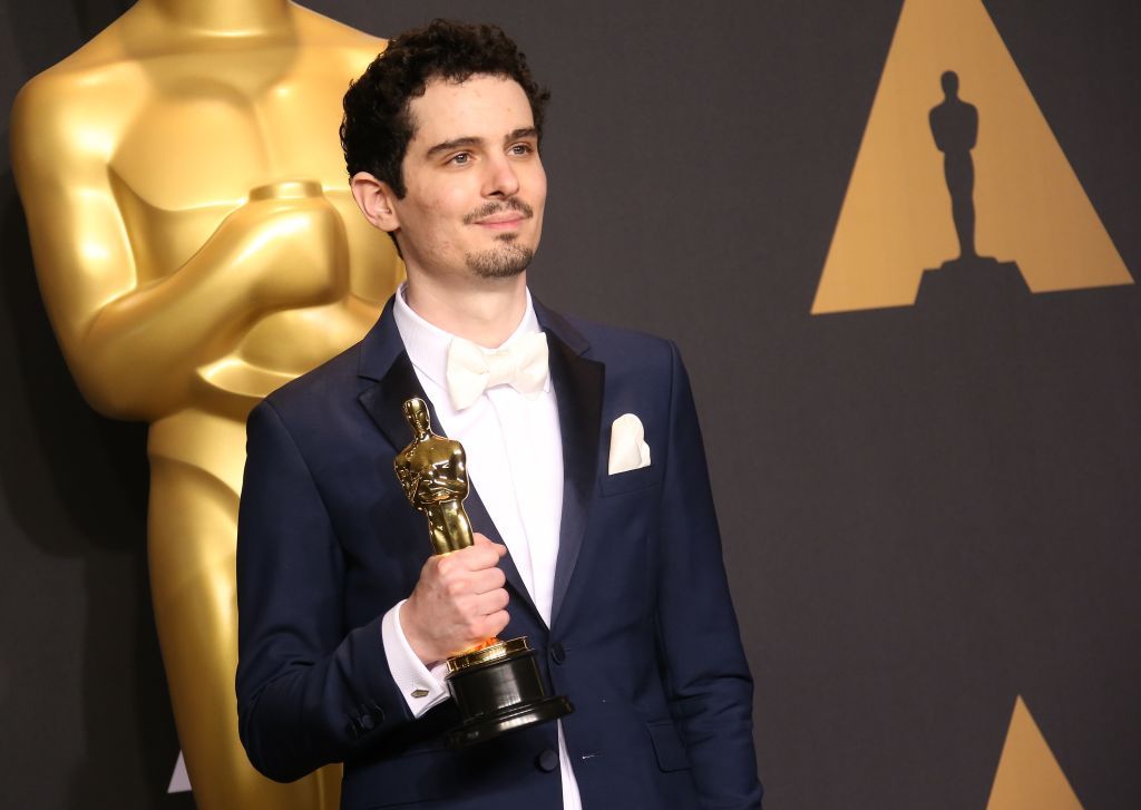 Damien Chazelle poses with an Oscar Award at the 89th Annual Academy Awards on February 26, 2017, in Hollywood, California | Photo: Dan MacMedan/Getty Images