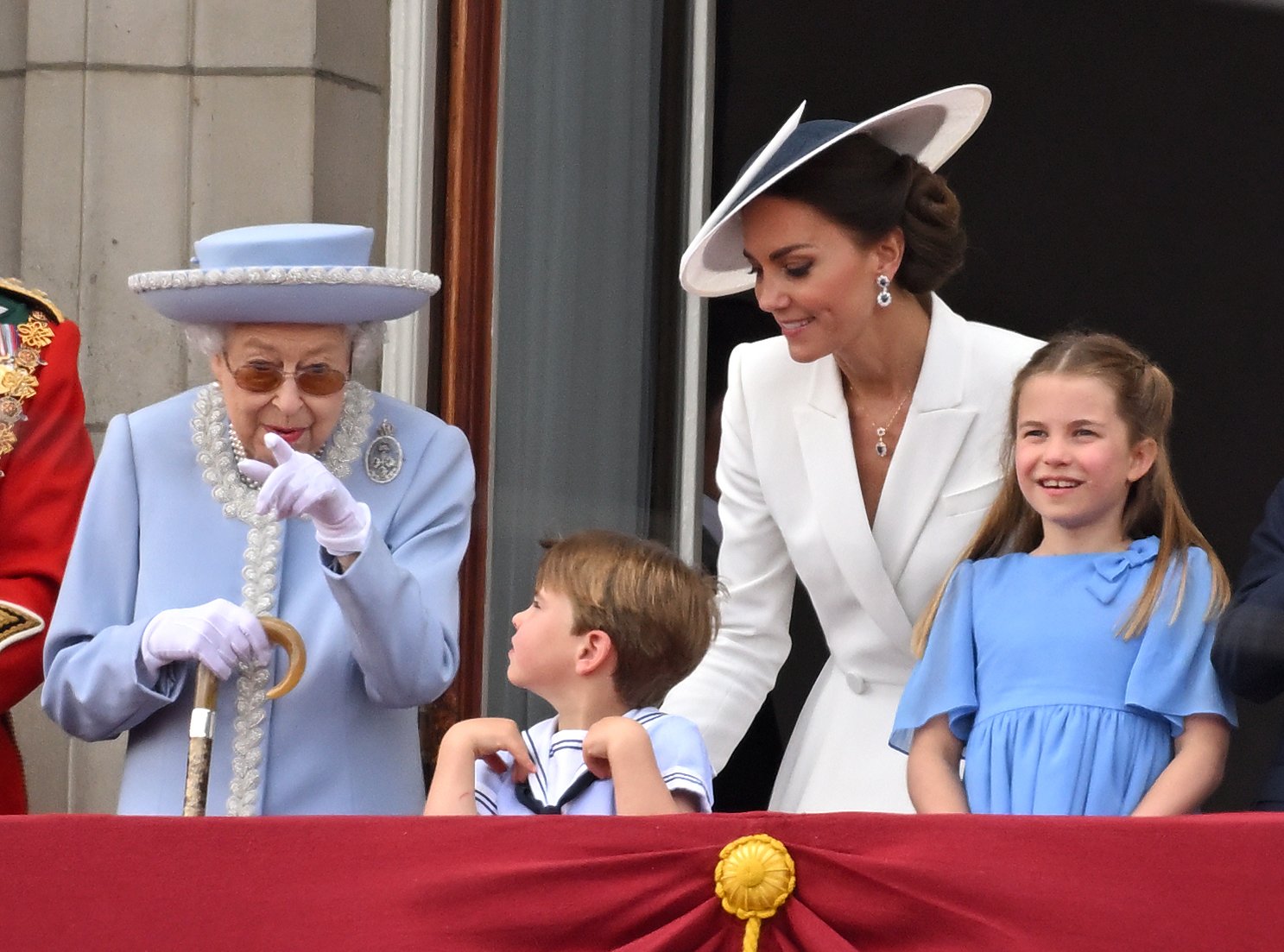 Königin Elizabeth II., Prinz Louis, Catherine, Herzogin von Cambridge, und Prinzessin Charlotte während Trooping the Colour am 02. Juni 2022 in London, England. | Quelle: Getty Images