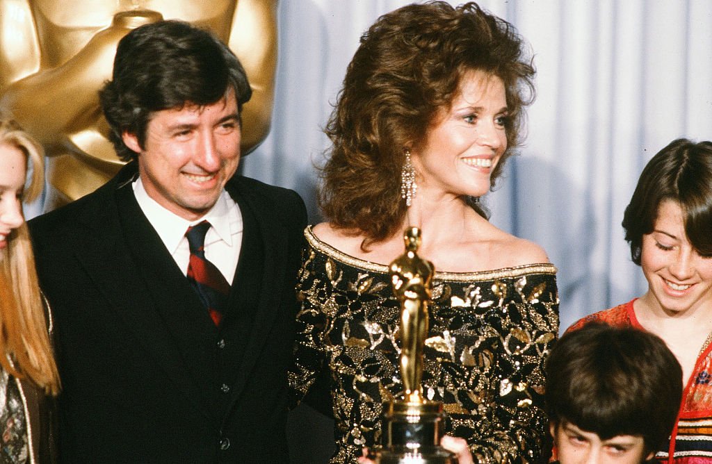 Actress Jane Fonda with husband Tom Hayden and family poses backstage after accepting her father Henry Fonda "Best Actor" award at the 54th Academy Awards at Dorothy Chandler Pavilion on March 29, 1982 | Photo: Getty Images