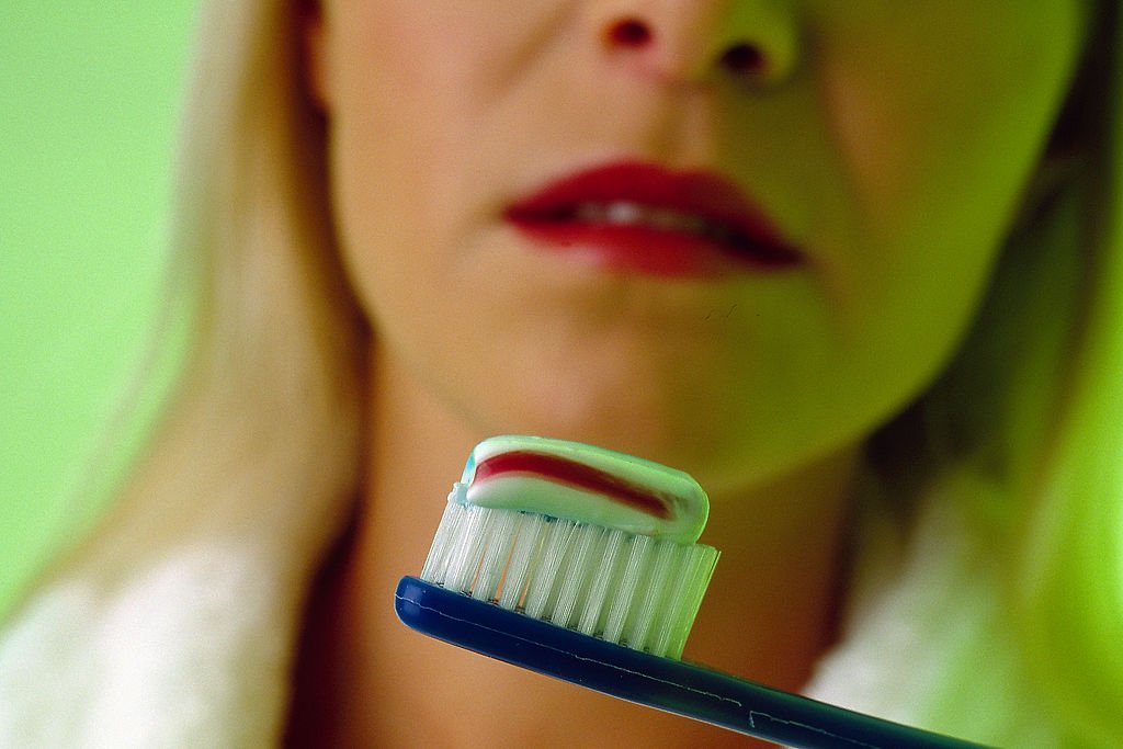 Frau mit Zahnbürste | Quelle: Getty Images