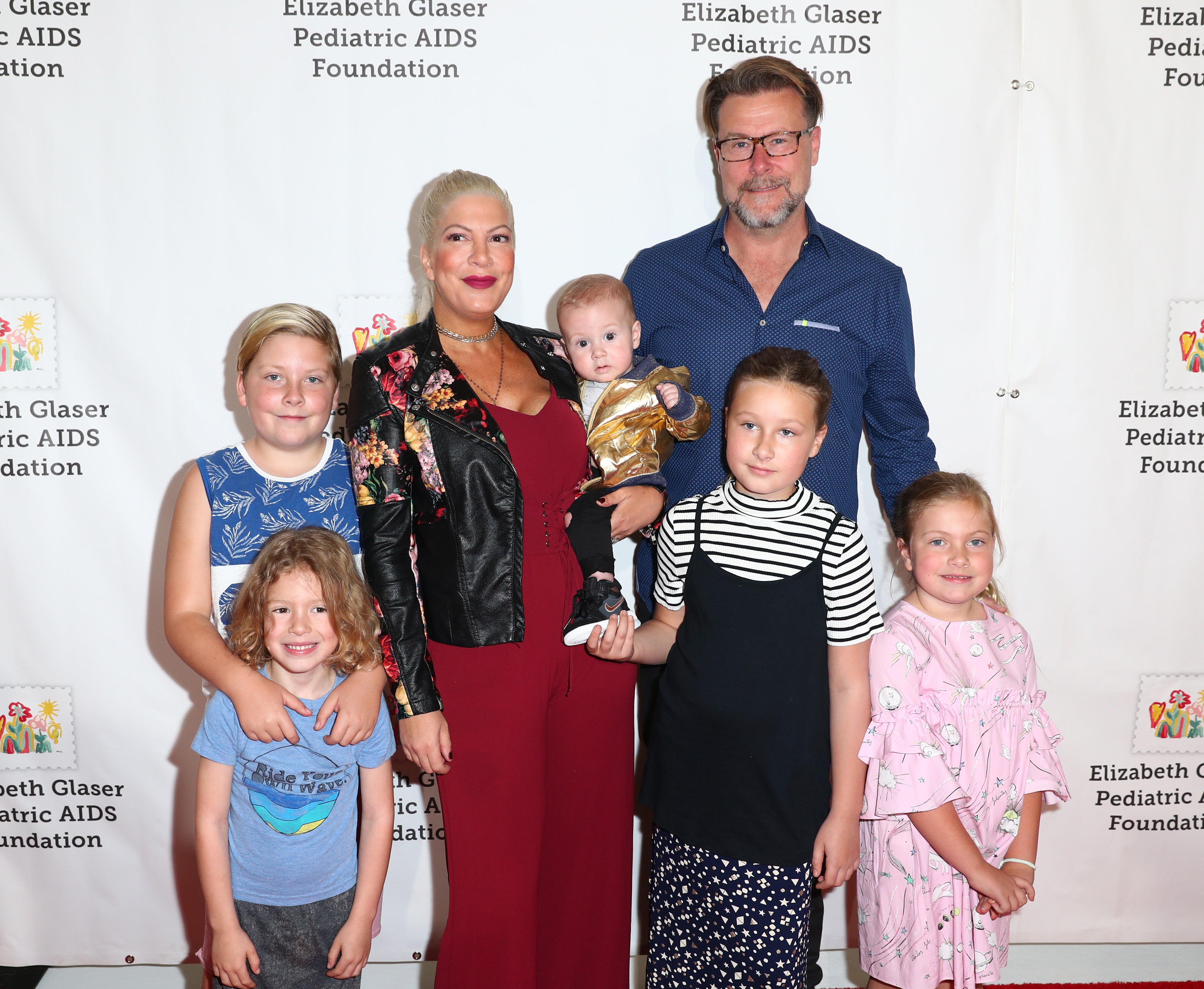Tori Spelling, Dean McDermott, and their five kids on October 29, 2017 in Culver City, California | Source: Getty Images 