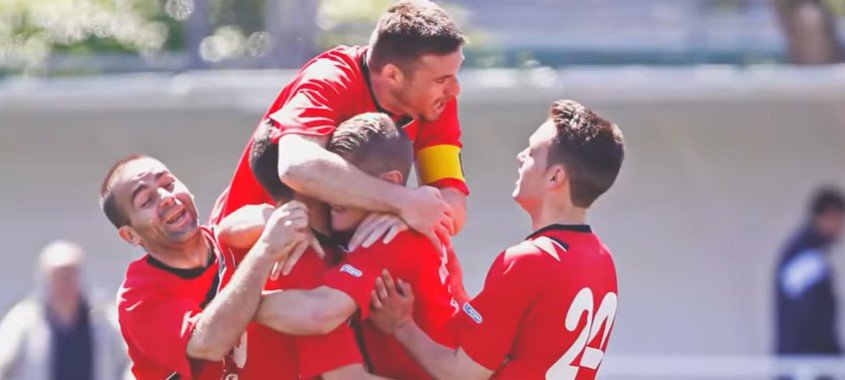 Foto de David y compañeros jugando futbol. | Foto: YouTube/MARCA
