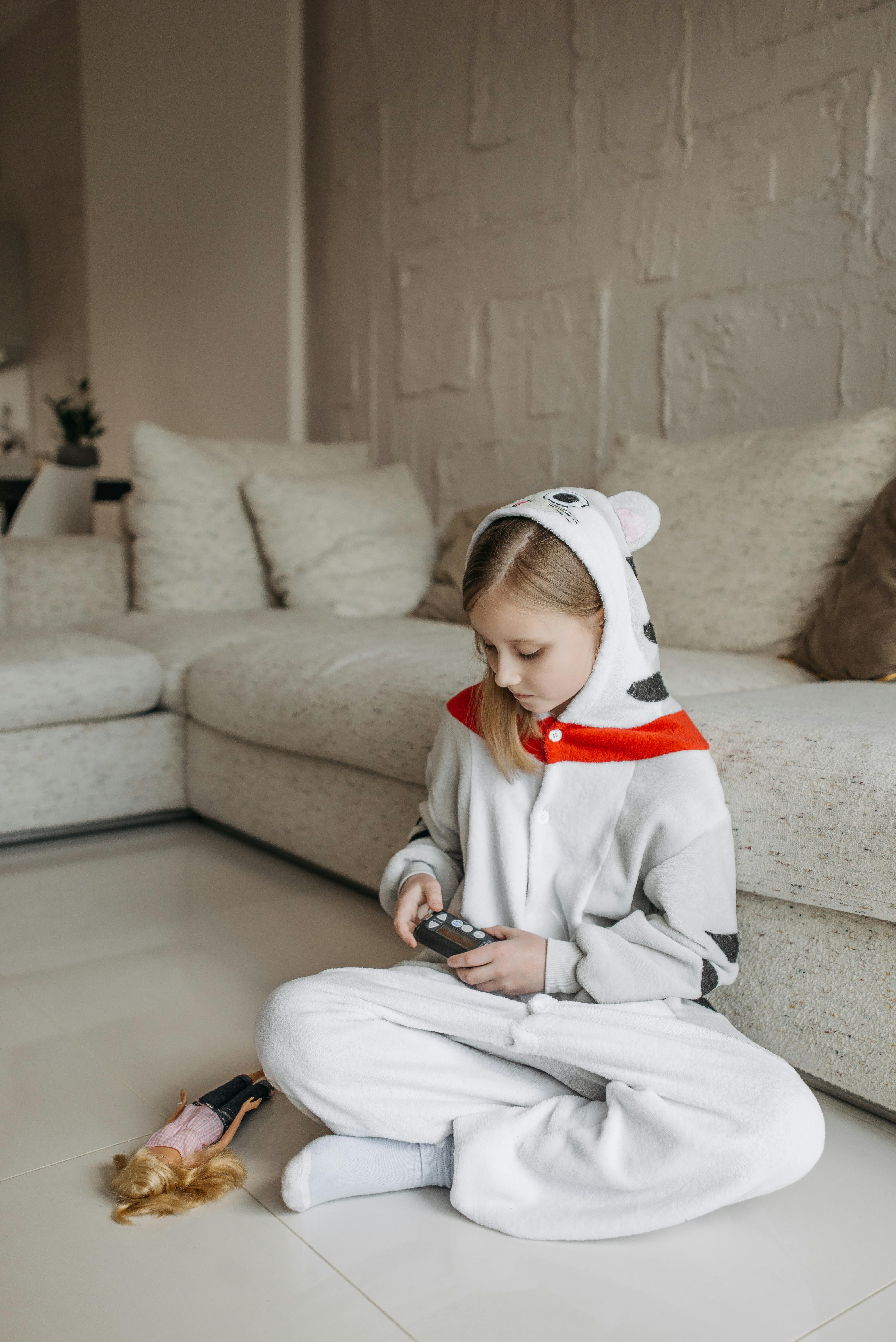 A sad girl on the floor | Source: Pexels