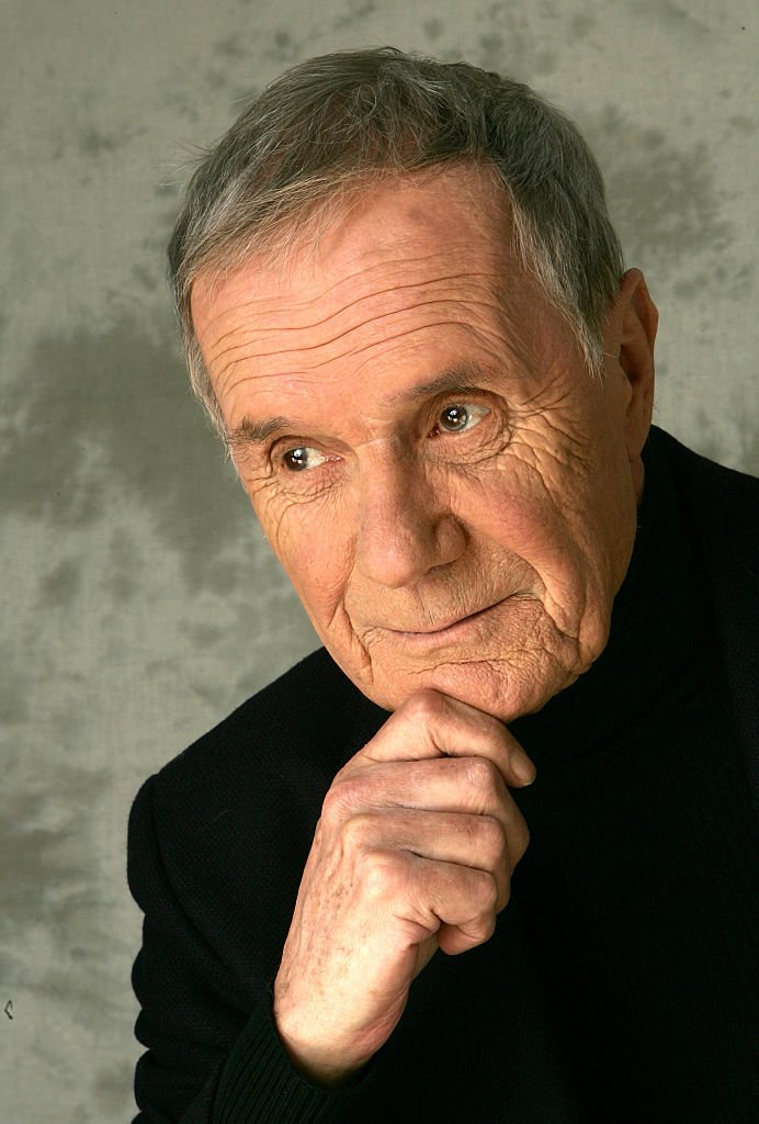 Pierre Schoendoerffer sur le plateau de l'émission "Cette Annee La". | Photo : Getty Images Pierre Schoendoerffer sur le plateau de l'émission "Cette Annee La". | Photo : Getty Images