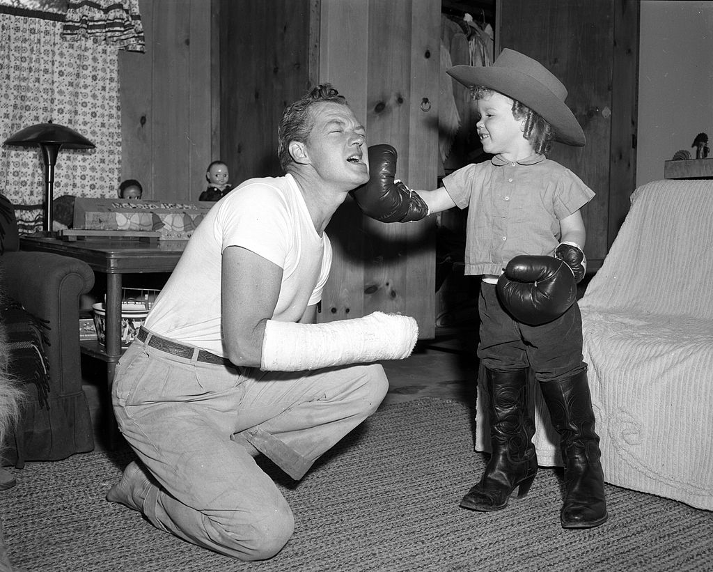Bill Williams is seen playing with his son Katt at home on 02 June, 1957 | Photo: Getty Images
