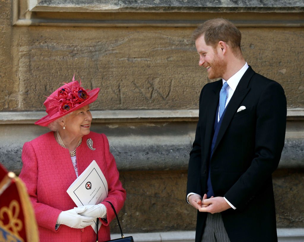 La reina Isabel II habla con el príncipe Harry, duque de Sussex cuando se van después de la boda de Lady Gabriella Windsor con Thomas Kingston en la Capilla de San Jorge, el Castillo de Windso, el 18 de mayo de 2019. | Foto: Getty Images