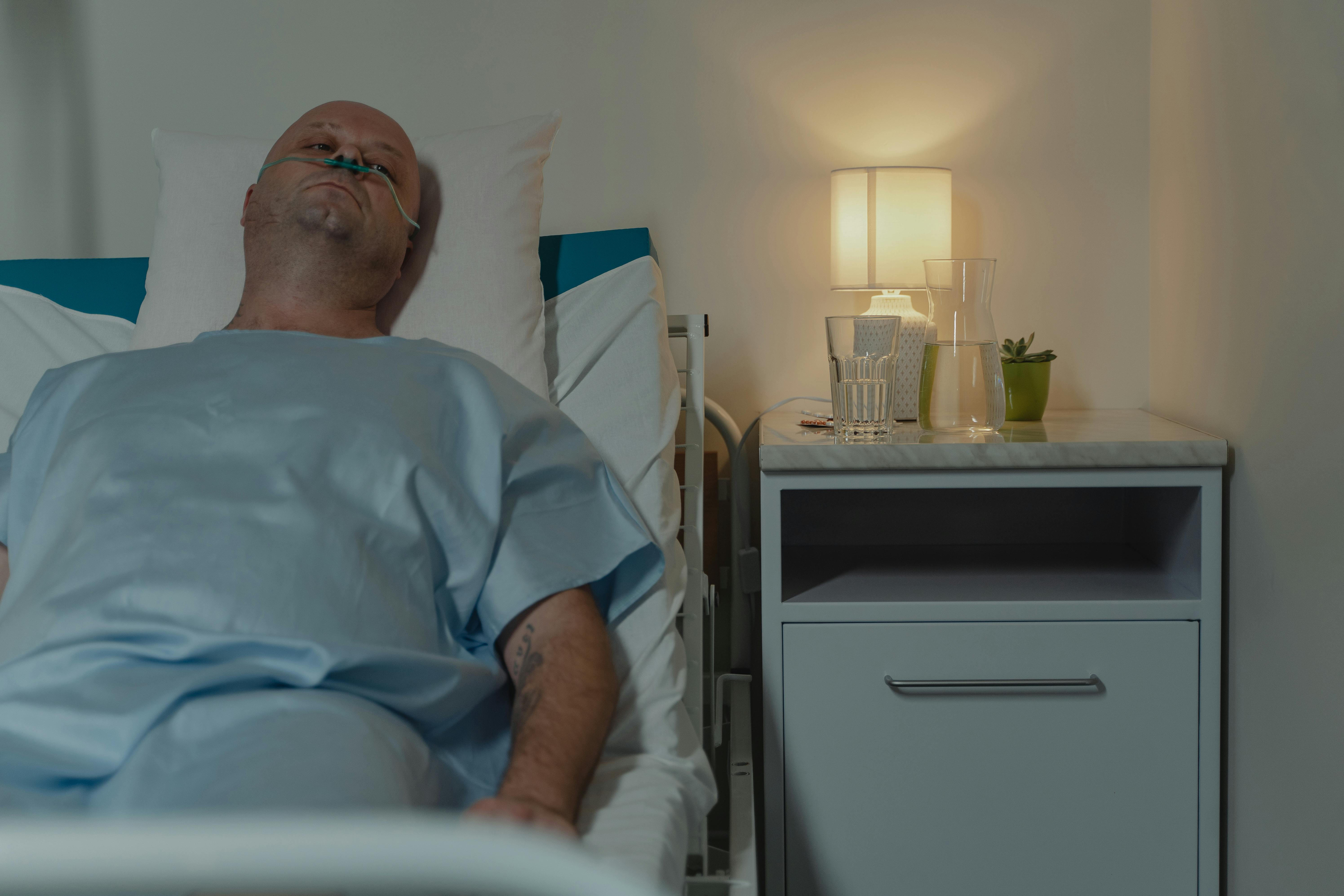 A man in a hospital bed | Source: Pexels