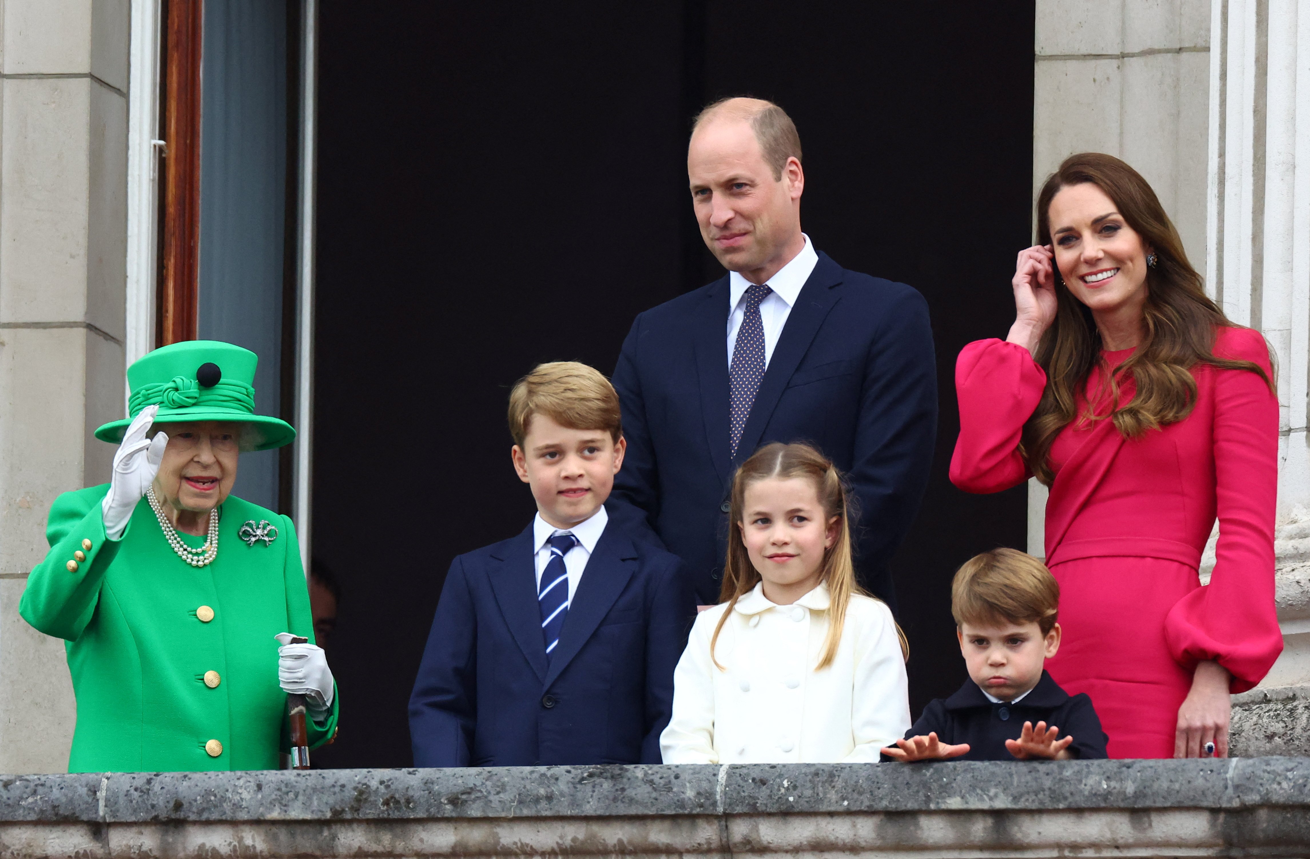 Queen Elizabeth II, Prince George of Cambridge, Prince William, Duke of Cambridge, Princess Charlotte of Cambridge, Prince Louis of Cambridge and Catherine, Duchess of Cambridge stand on a balcony during the Platinum Jubilee Pageant on June 05, 2022 in London, England. | Source: Getty Images