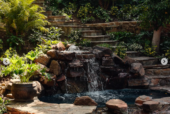 A view of the outside area of Orlando Bloom's former home, posted on July 10, 2024 | Source: Instagram/bhhsppacificpalisades