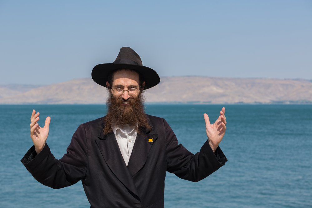 A photo of a rabbi standing by the road. | Photo: Shutterstock