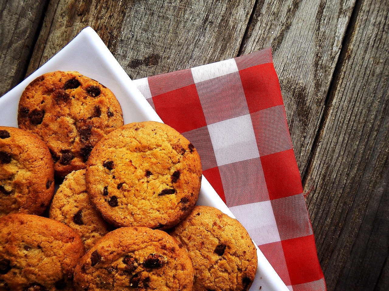 A tray full full of chocolate-chips biscuits on a kitchen table. I Image: Pixabay. 