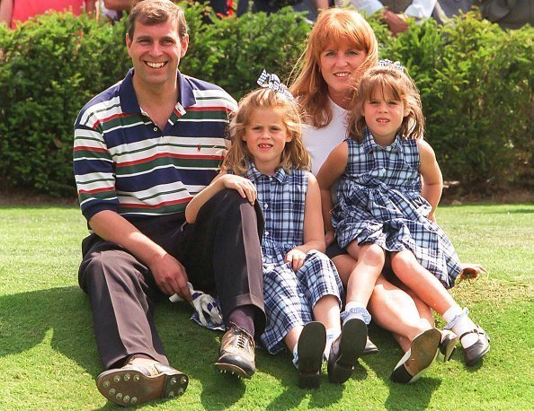 Le prince Andrew, le duc d'York et Sarah, la duchesse d'York, avec leurs filles, la princesse Beatrice et la princesse Eugénie assistent au tournoi de golf de bienfaisance, au Wentworth Golf Club, le 5 août 1996 à Wentworth, en Angleterre | Photo: Getty Images