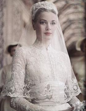 Grace Kelly in her wedding dress | Source: Wikimedia