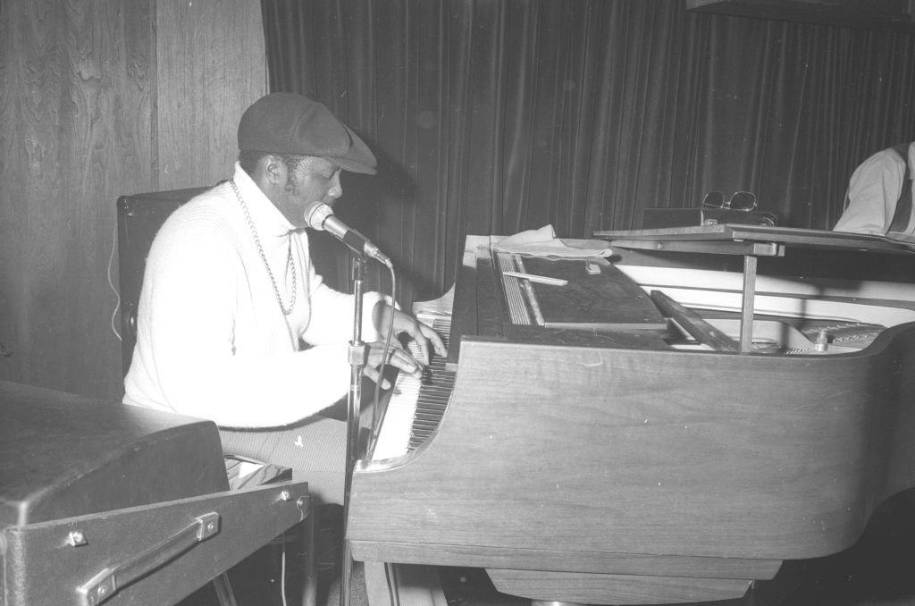 A monochrome portrait of Donny Hathaway playing a keyboard, on April 20, 1971 | Photo: Getty Images