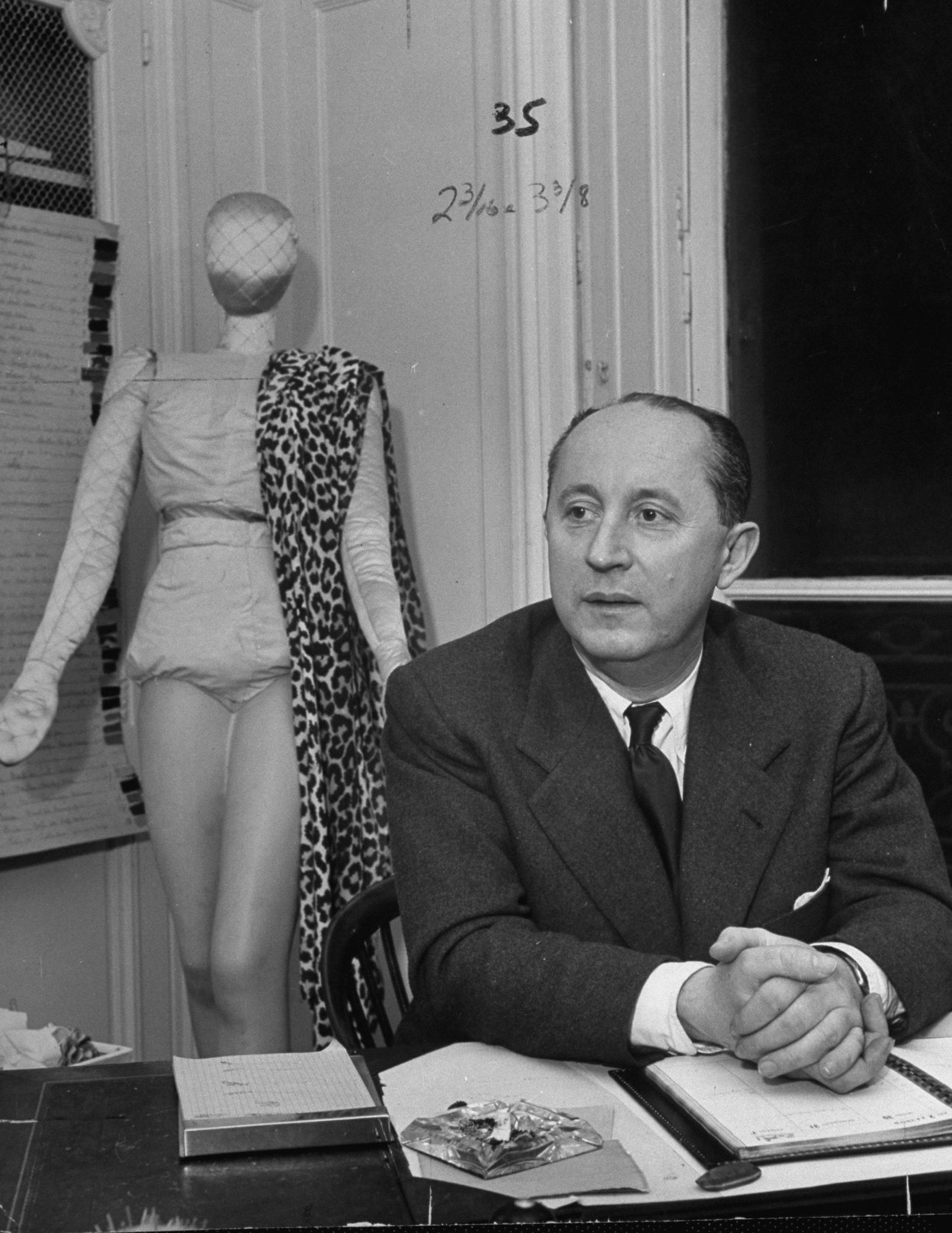 Christian Dior assis à son bureau. l Source : Getty Images Christian Dior assis à son bureau. l Source : Getty Images