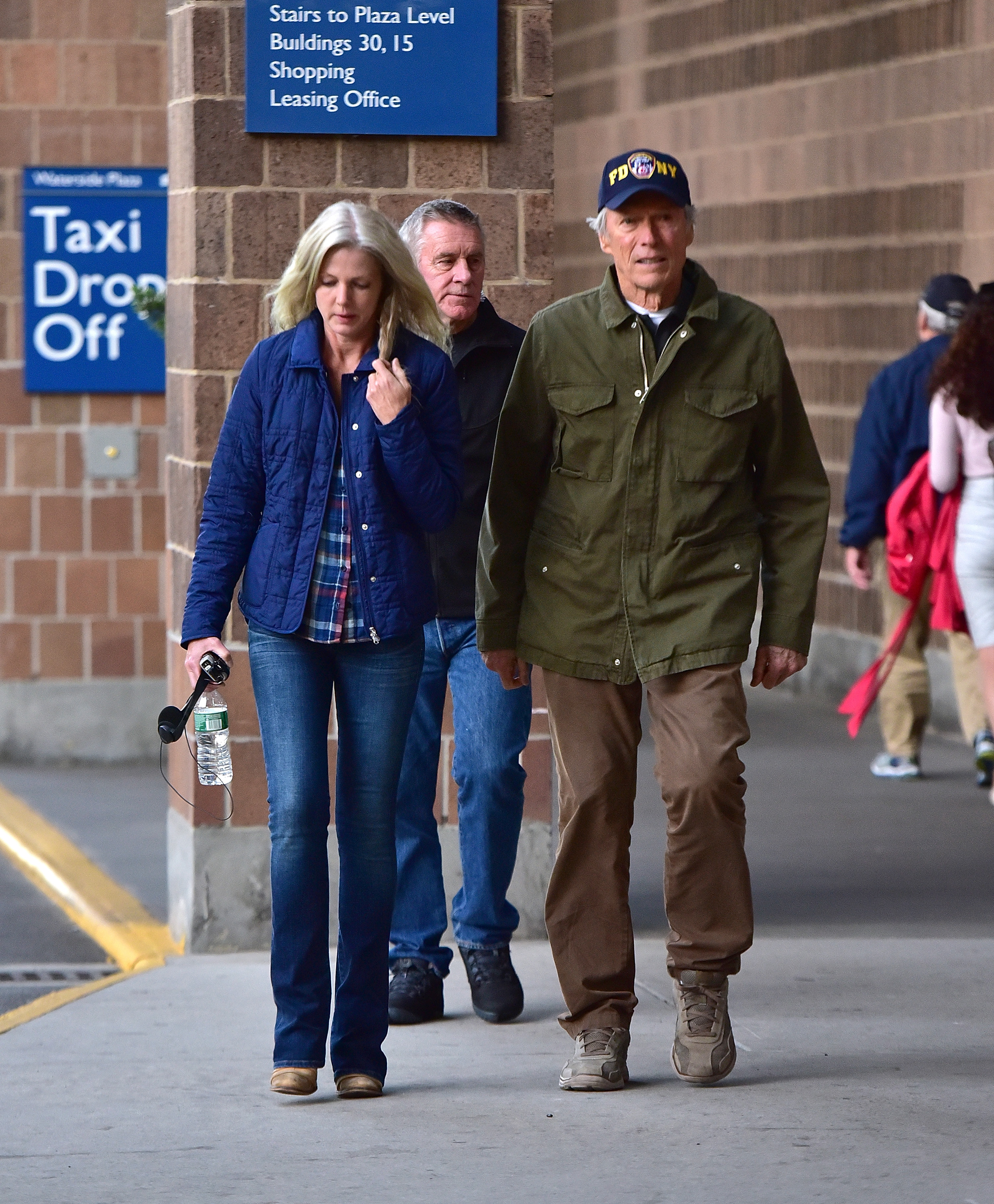 Christina Sandera and Clint Eastwood on the set of "Sully" on October 7, 2015 in New York City. | Source: Getty Images