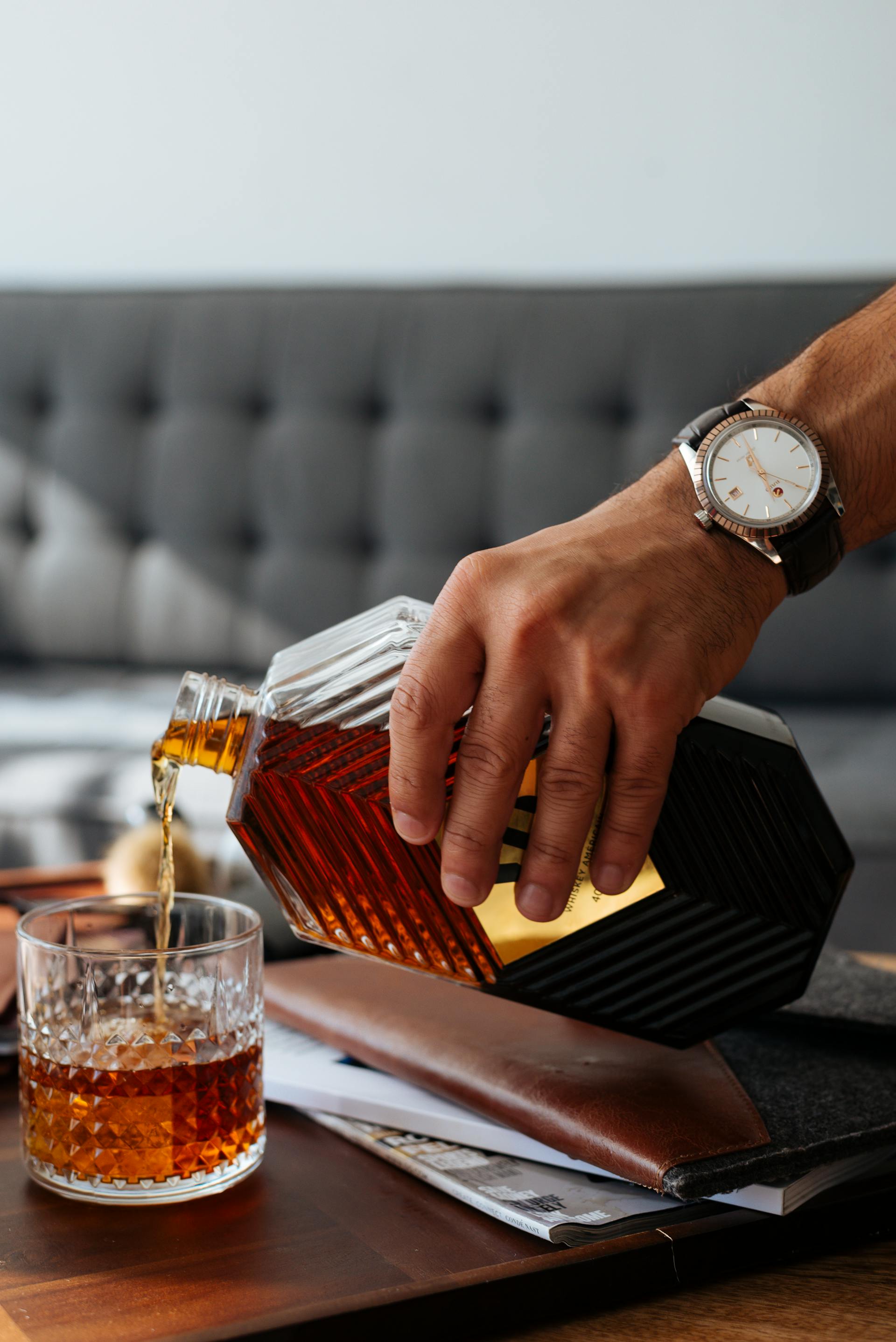 A man pouring a drink | Source: Pexels