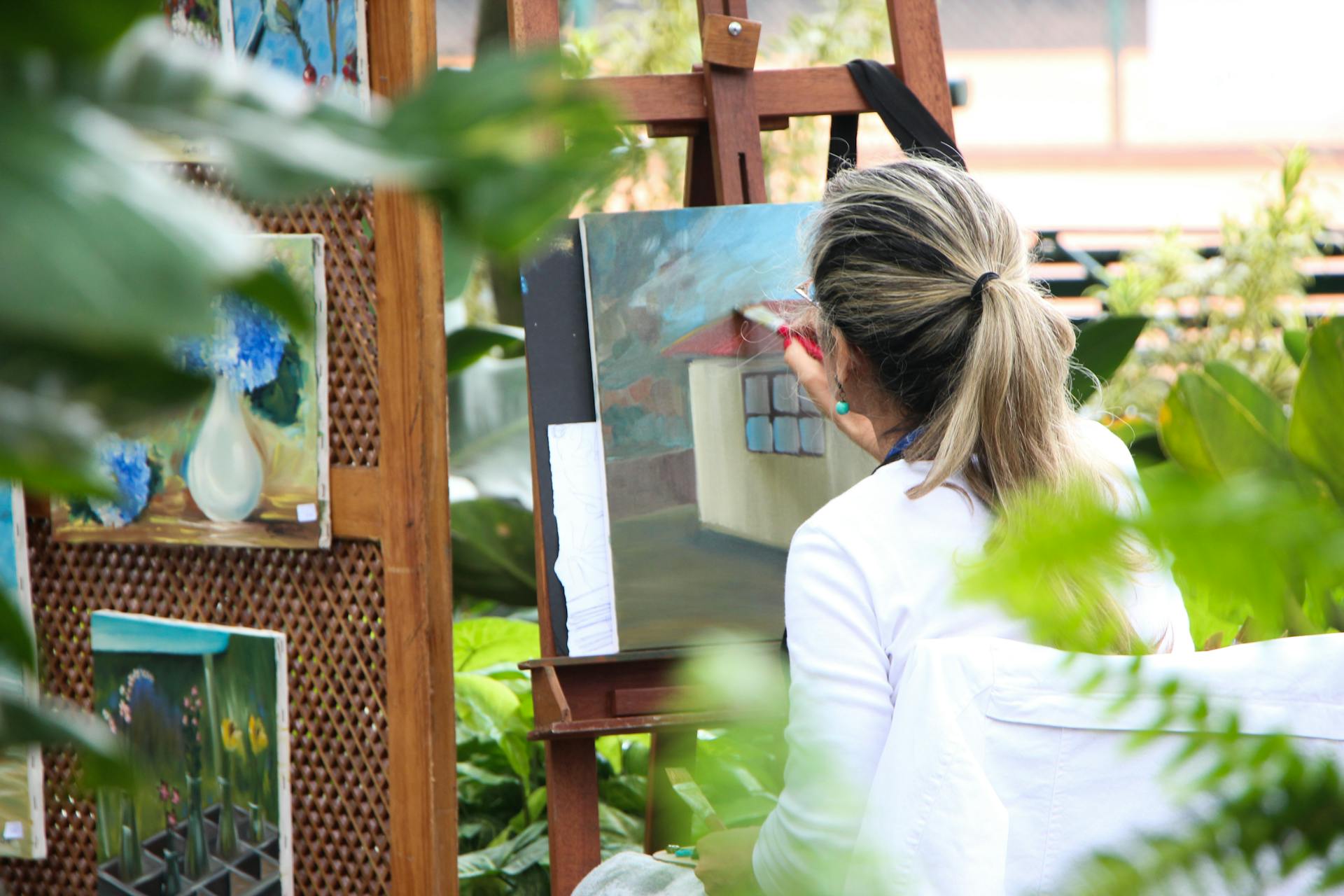 A woman painting in her garden | Source: Pexels