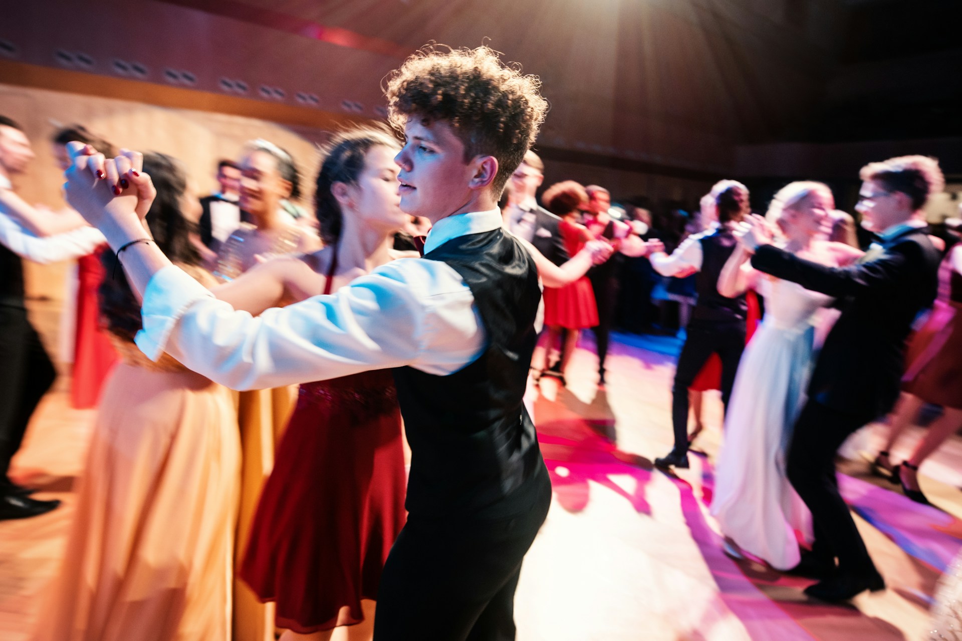 Youngsters dancing on the dance floor | Source: Unsplash