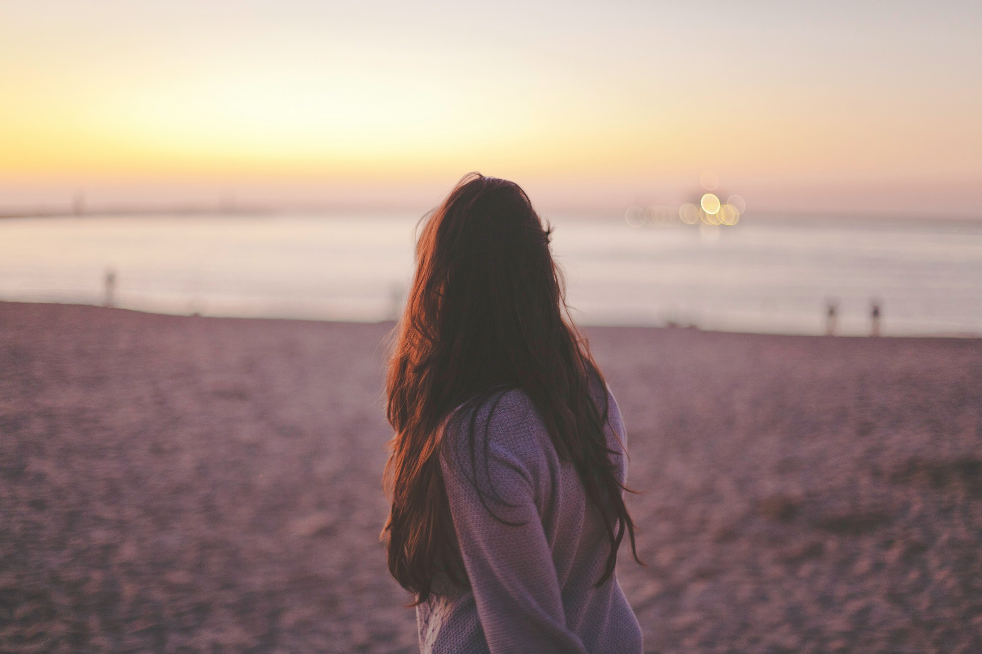 Uma mulher em pé na praia | Fonte: Unsplash