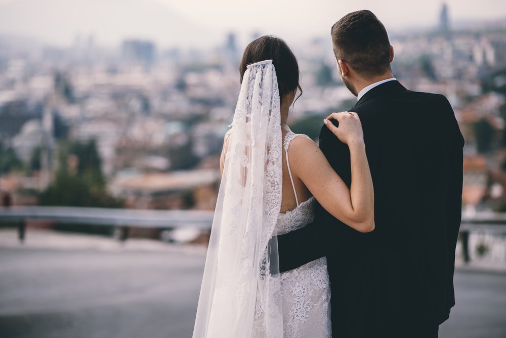 Joven pareja de recién casados mirando hacia el horizonte. I Foto: Shutterstock