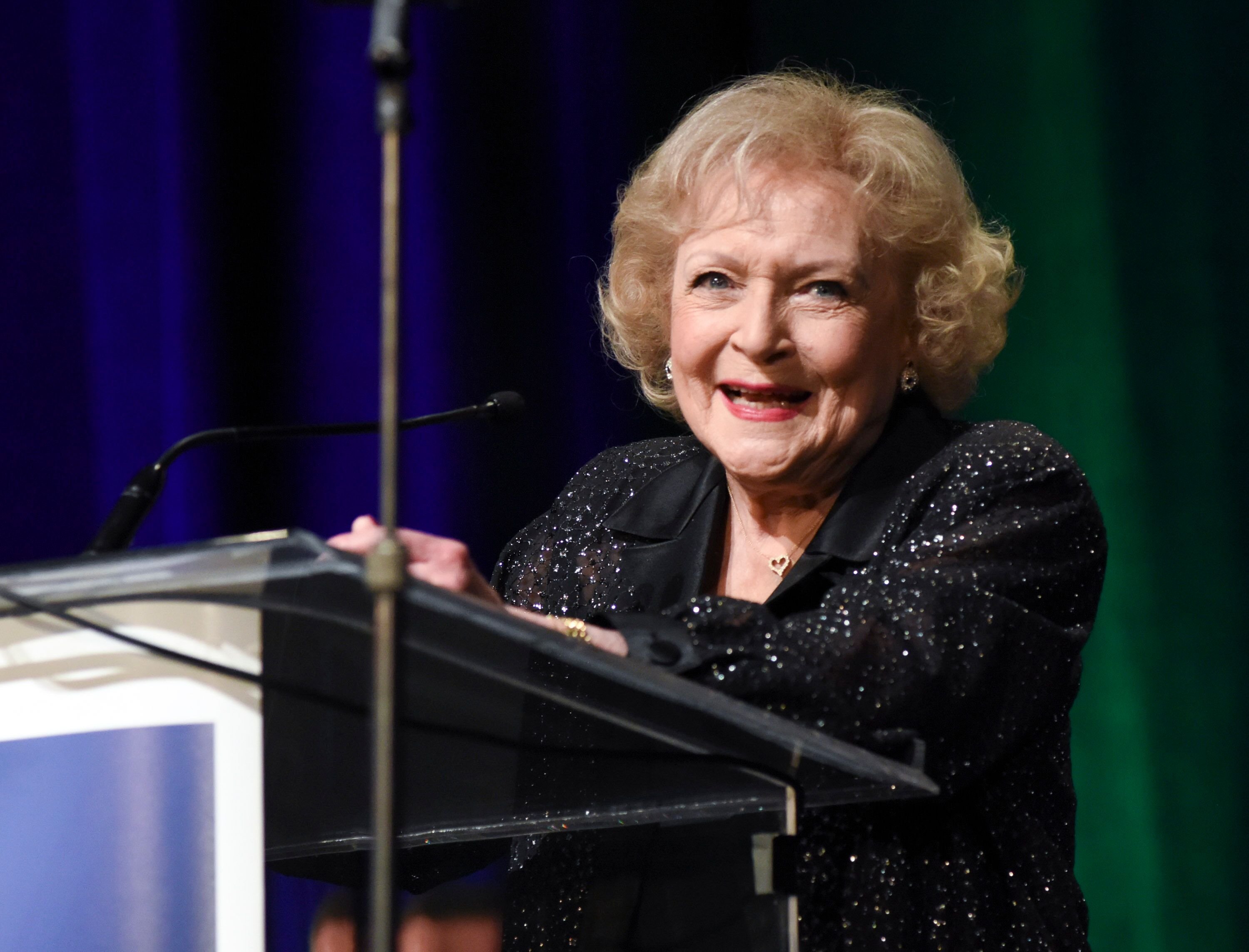 L'actrice Betty White prend la parole à l'occasion des TMA 2015 Heller Awards le 28 mai 2015 à Century City, en Californie. | Photo : GettyImage L'actrice Betty White prend la parole à l'occasion des TMA 2015 Heller Awards le 28 mai 2015 à Century City, en Californie. | Photo : GettyImage