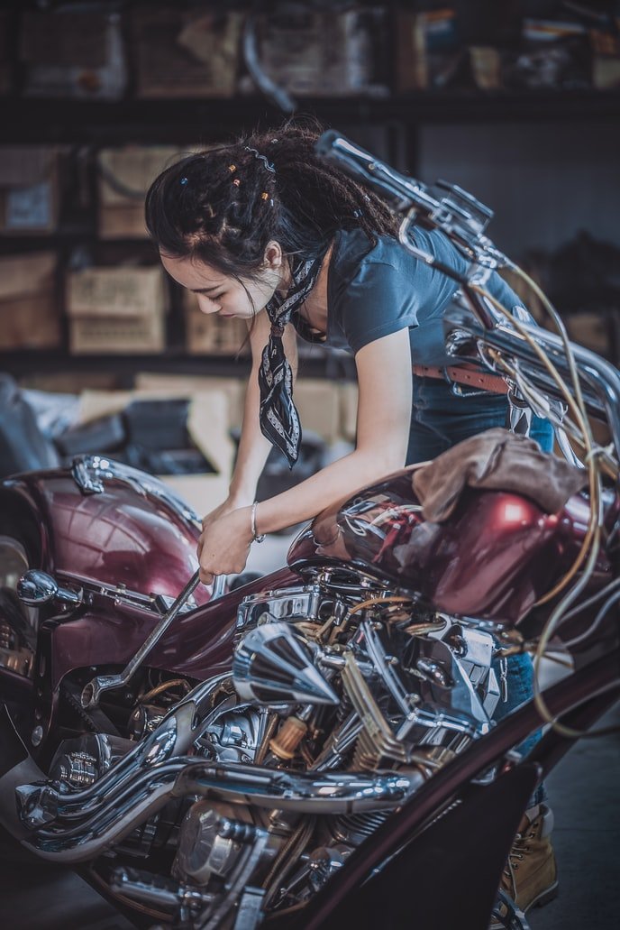 The mechanic was the most beautiful girl he'd ever seen | Source: Unsplash