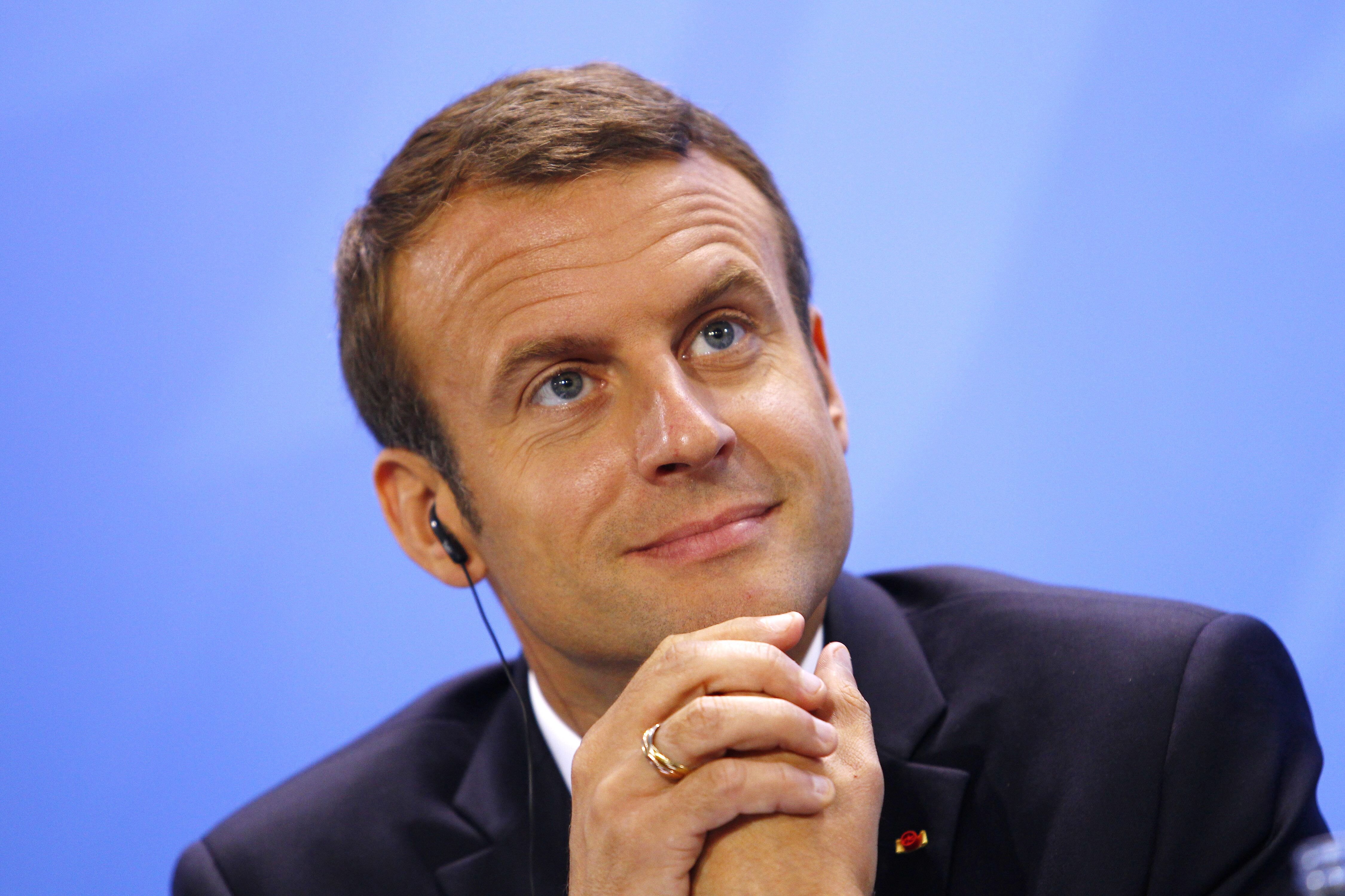 Le président Emmanuel Macron le regard vers le ciel. | Photo : Getty Images