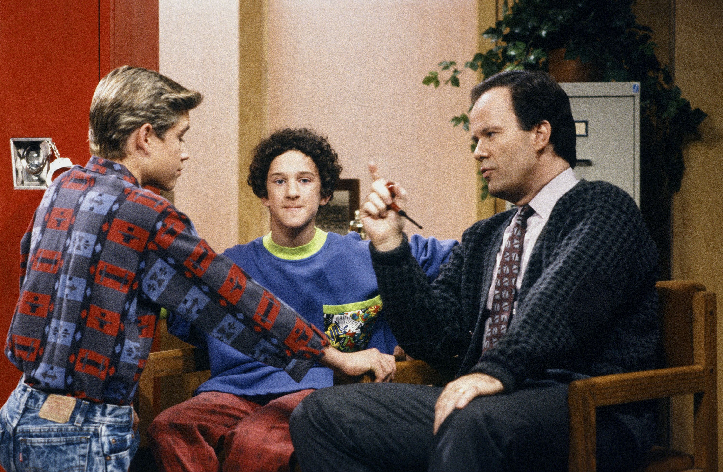 Pictured: (L-R) Mark-Paul Gosselaar as Zachary 'Zack' Morris, Dustin Diamond as Screech Powers, Dennis Haskins as Mr. Richard Belding on "Saved By The Bell" on March 31, 1989. | Source: Getty Images