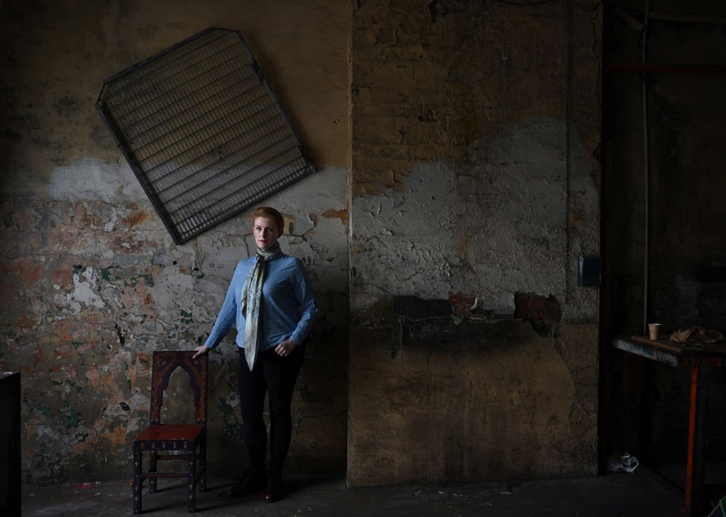 Barbara Whearty, femme d'affaires, communicatrice et écrivaine de Belfast, pose pour une photo le 19 octobre 2019 à Belfast, en Irlande du Nord. La législation présentée par les députés de Westminster en l'absence du pouvoir exécutif partagé d'Irlande du Nord signifie que l'avortement sera dépénalisé dans la province à moins que l'exécutif ne se réunisse à nouveau d'ici le 21 octobre. Whearty s'est inspirée de certaines de ses expériences personnelles et a contribué à " Peanut ", une courte pièce de théâtre sur une femme qui souffre d'une fausse couche, suivie de la nouvelle qu'une deuxième grossesse a entraîné une anomalie foetale fatale, pour la pièce Now for the North. Elle dit : "Le changement imminent de la loi sur l'avortement en Irlande du Nord remporte une bataille âprement disputée, mais pas la guerre. Il reste encore beaucoup de chemin à parcourir avant que les services d'avortement puissent être fournis en toute sécurité à nos femmes ici dans le Nord et qu'elles y aient accès." | Source : Getty Images.