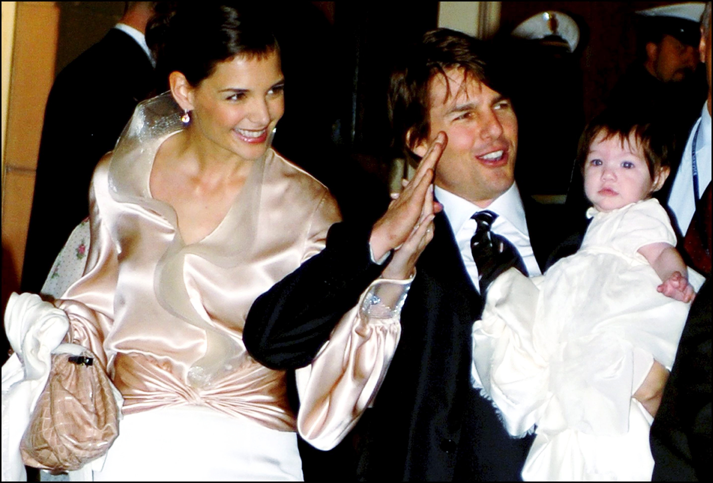 Katie Holmes, Tom Cruise and Suri Cruise arrive at the restaurant 'Nino' near plaza di Spagna on November 16, 2006, in Rome, Italy. | Source: Getty Images